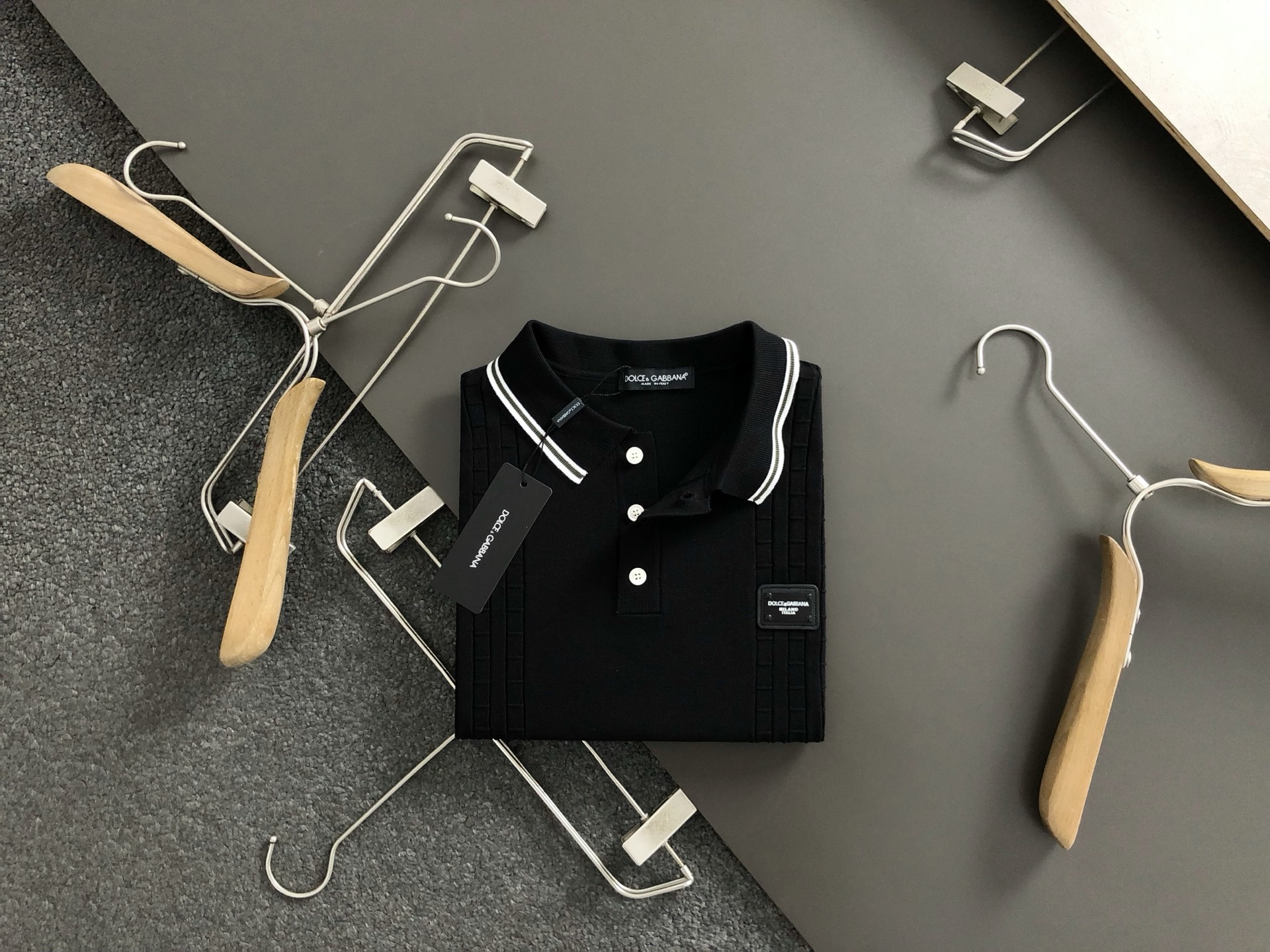 NO:131333,D&G* fit style M-xxxl Top imported private goods in spring and summer, high-end neckline jacquard iron brand logo lapel short-sleeved sweater, solid color versatile fusion jacquard knit short-sleeved counter style fashionable and luxurious, unquestionable quality, excellent upper body effect, same style on the luxury official website, style counter size M-xxxl,,Dolce&Gabbana,T-shirt,alexander wang19860909D&G*合身版型M-xxxl 春夏顶级进口私货,高端领口提花铁牌logo翻领短袖针织衫,纯色百搭融合提花针织短袖专柜款时尚不失奢华 品质毋庸置疑 上身效果超赞,奢华官网同款 款式专柜尺码M-xxxl,,Dolce&Gabbana,T-shirt,alexander wang,Men's clothing