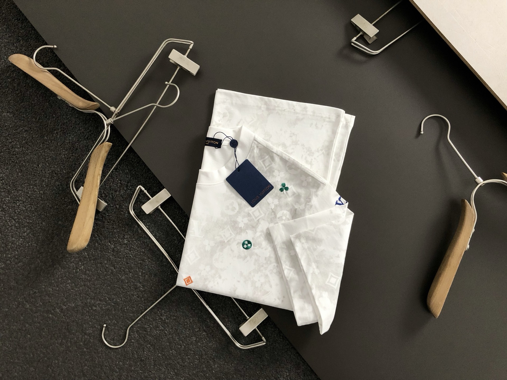 NO:131340,L brand* fitting M-XXXL 25 spring and summer top presbyterian embroidery logo classic short sleeves, exquisite craftsmanship counter fabric, top-level elements fusion, classic short sleeves 3 specifications complete, trendy men's fashion, whether it is the comfort of the upper body or the incomparable existence, it can be said to be a must-have for summer 170-(M) 175-150(L) 178-160(XL) 180-170(XXL) 180-180(XXXL), T-shirt,alexander wang19860909L牌*合身版型M-XXXL 25春夏顶级老花刺绣logo经典短袖,精致工艺专柜面料,顶级元素融合打造,经典短袖3标齐全,潮男时尚,无论是上身舒适度还是都是无可比拟的存在,可以说是夏日必备 170-(M) 175-150(L) 178-160(XL)180-170(XXL) 180-180(XXXL),,T-shirt,alexander wang,Men's clothing