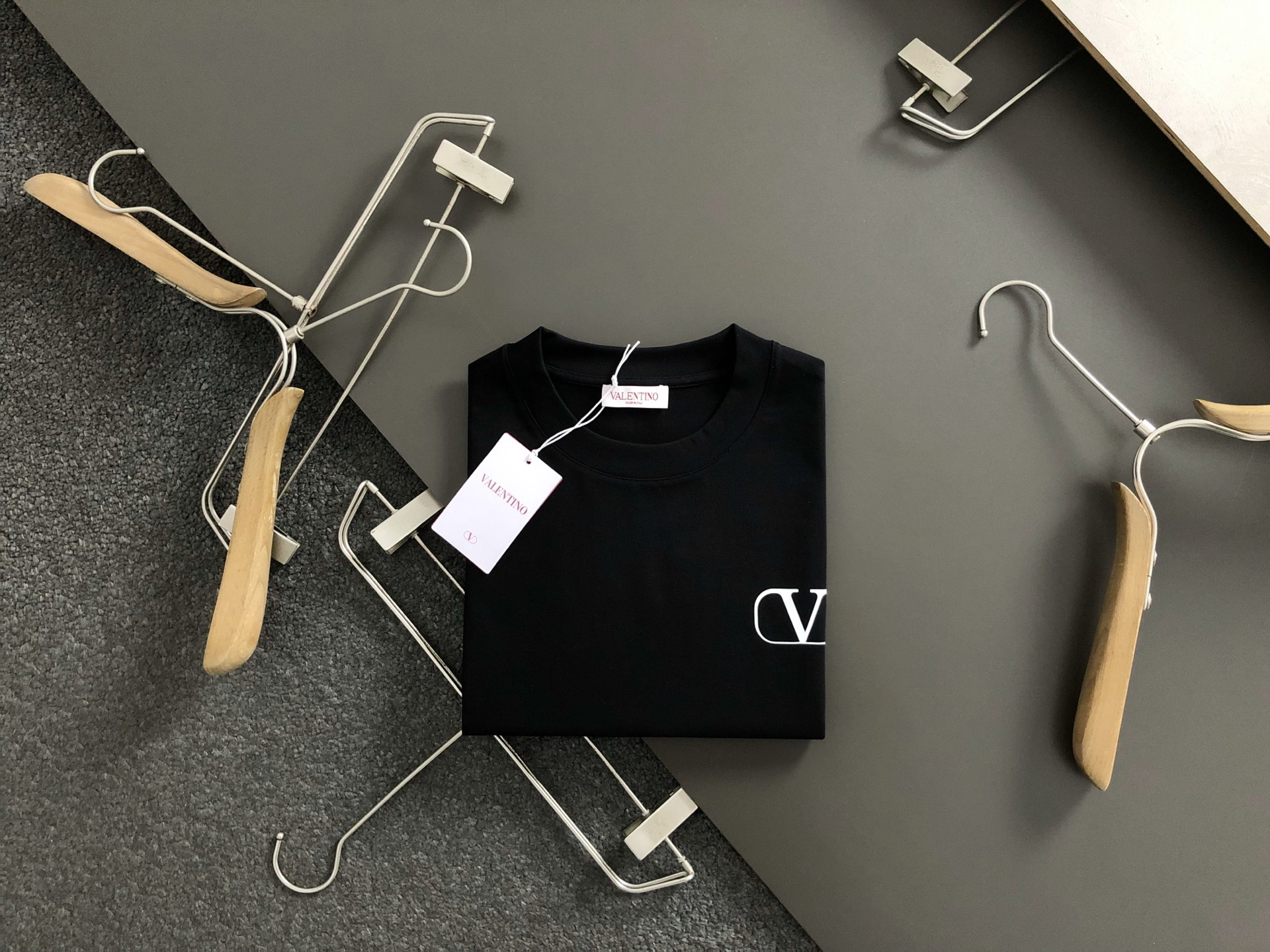 NO:131330,vitn*fitting style M-XXXL 25 spring and summer top letter printing classic short sleeves, exquisite craftsmanship counter fabric, top-level elements fusion, classic short sleeve 3 specifications, trendy men's fashion, whether it is the comfort of the upper body or the incomparable existence, it can be said to be a must-have for summer 170-(M) 175-150(L) 178-160(XL) 180-170(XXL) 180-180(XXXL), T-shirt,alexander wang19860909vitn*合身版型M-XXXL 25春夏顶级字母印花经典短袖,精致工艺专柜面料,顶级元素融合打造,经典短袖3标齐全,潮男时尚,无论是上身舒适度还是都是无可比拟的存在,可以说是夏日必备 170-(M) 175-150(L) 178-160(XL)180-170(XXL) 180-180(XXXL),,T-shirt,alexander wang,Men's clothing