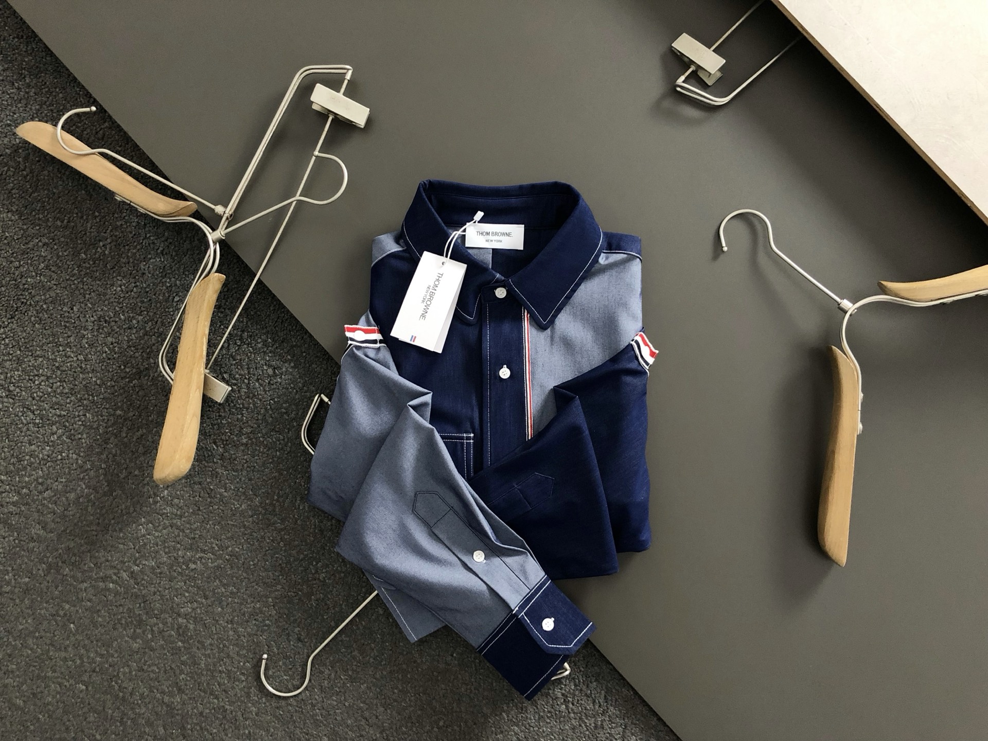 NO:131356,tb* fit style S-Xl 25 spring and summer latest top color block webbing fusion trendy brand stand collar shirt jacket, top custom hardware Sanskrit series classic style top quality counter original single jacket, top production process imported fabric, counter embroidery splicing design, using imported high-end customized fabric, imported fabric feel first-class!  Official website for sale!  S-Xl, Jackets & coats,shirts,alexander wang19860909tb*合身版型S-Xl 25春夏最新最顶级拼色织带融合潮流潮牌立领衬衫外套,顶级定制五金梵文系列经典款最顶级的品质专柜原单外套,顶级制作工艺进口面料,专柜款刺绣拼接设计,采用进口高端订制面料,进口面料手感一流！官网在售！码数S-Xl,,jackets & coats,shirts,alexander wang,Men's clothing