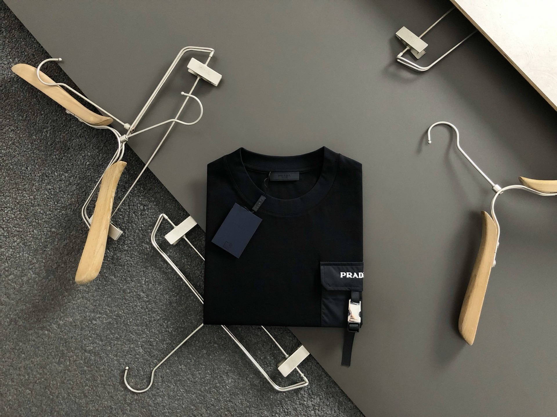 NO:131344,PRAD* fitting style M-XXXL 25 spring and summer top black pocket fusion metal triangle embroidered letters heavy classic short sleeves, exquisite craftsmanship counter fabric, top-level elements fusion creation, classic short sleeves 3 logos, trendy men's fashion, whether it is the comfort of the upper body or the incomparable existence, it can be said to be a must-have for summer 170-135(M) 175-150(L) 178-160(XL) 180-170(XXL) 180-180(XXXL),,prada,T-shirt,alexander wang19860909PRAD*合身版型M-XXXL 25春夏顶级黑色口袋融合金属三角标刺绣字母款重磅经典短袖,精致工艺专柜面料,顶级元素融合打造,经典短袖3标齐全,潮男时尚,无论是上身舒适度还是都是无可比拟的存在,可以说是夏日必备 170-135(M) 175-150(L) 178-160(XL)180-170(XXL) 180-180(XXXL),,prada,T-shirt,alexander wang,Men's clothing