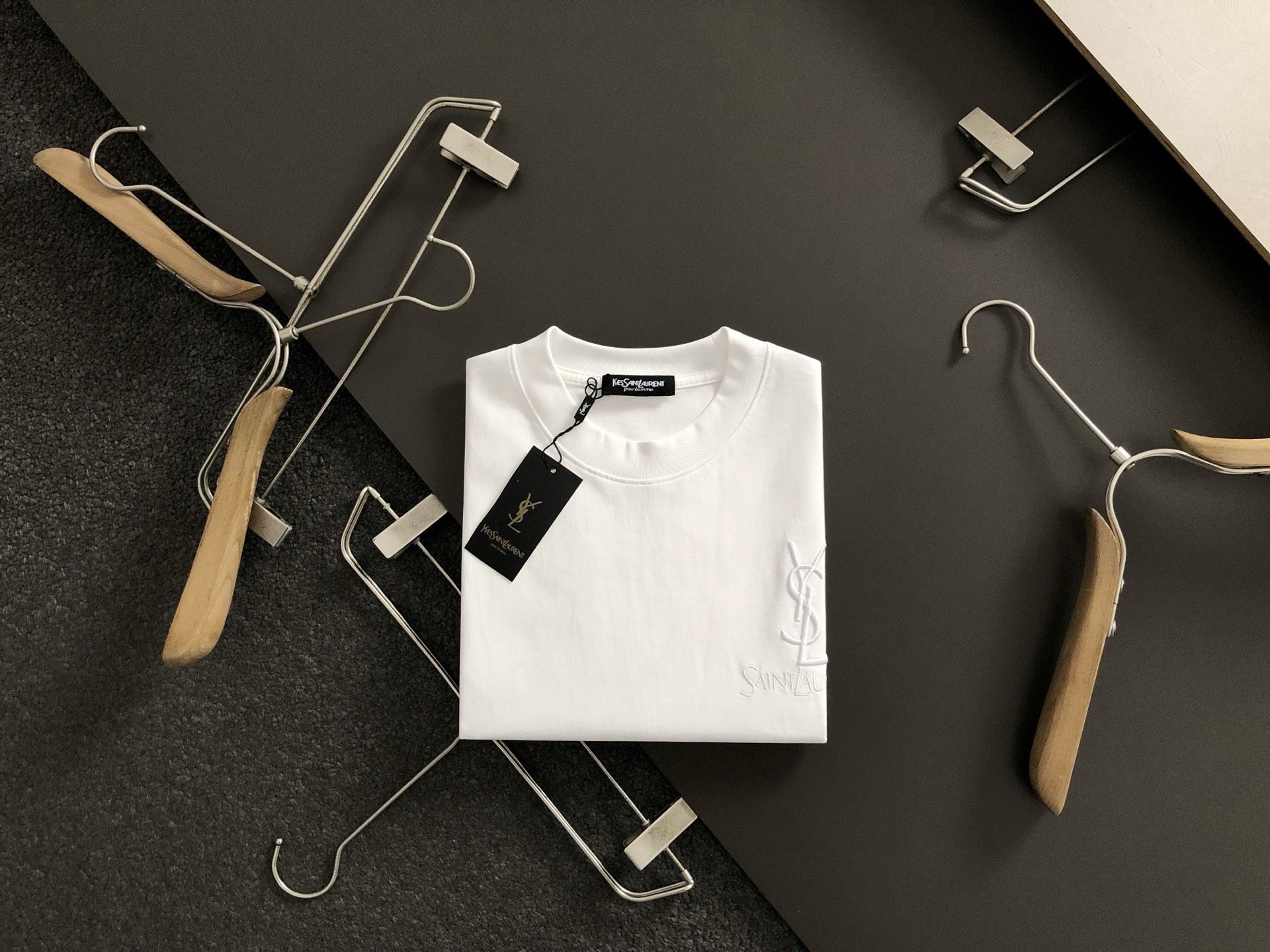 NO:131351,SLy* micro-style S-Xl 25 early spring latest classic letter embroidery craftsmanship blends heavy short sleeves, high-end quality counter original single round collar assistance, top-level production process imported fabrics, unique design of the counter model, using imported high-end custom imported silk thread with first-class feel!  Official website for sale!  S-Xl, T-shirt, alexander wang19860909SLy*微款版型S-Xl 25早春最新经典字母刺绣工艺融合重磅短袖,高端品质专柜原单圆领援助,顶级制作工艺进口面料,专柜款独特设计,采用进口高端订制进口丝线手感一流！官网在售！码数S-Xl,,T-shirt,alexander wang,Men's clothing