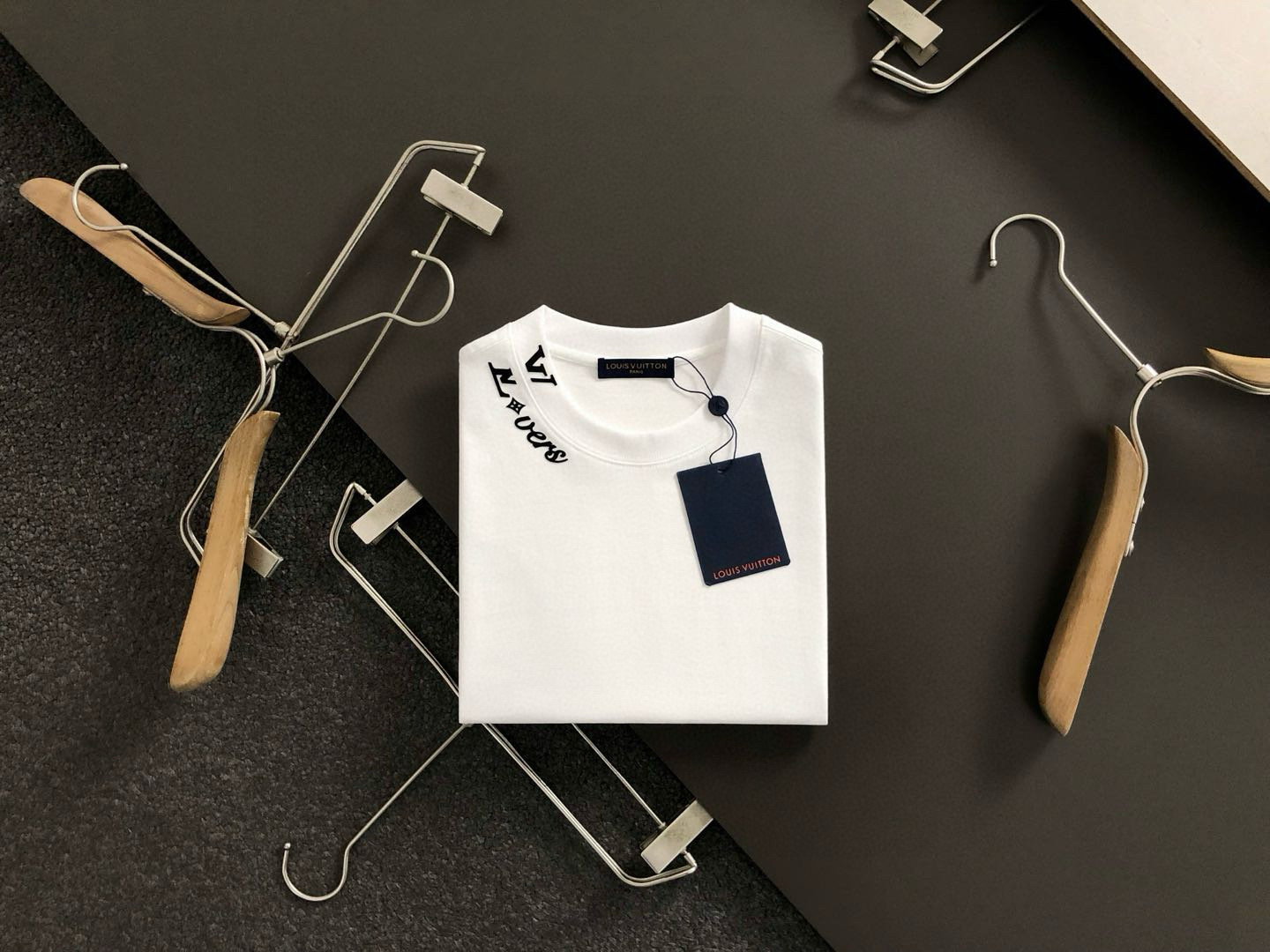 NO:131355,L brand ** fit style M-XXXL 25 spring and summer top white neckline letter segmentation offset printing classic versatile short sleeves, exquisite craftsmanship counter fabric, top-level elements fusion, classic short sleeve 3 specifications complete, trendy men's fashion, whether it is the comfort of the upper body or the incomparable existence, it can be said to be a must-have for summer 170-135(M) 175-150(L) 178-160(XL) 180-170(XXL) 180-180(XXXL), T-shirt,alexander wang19860909L牌**合身版型M-XXXL 25春夏顶级白色领口字母分割胶印经典百搭短袖,精致工艺专柜面料,顶级元素融合打造,经典短袖3标齐全,潮男时尚,无论是上身舒适度还是都是无可比拟的存在,可以说是夏日必备 170-135(M) 175-150(L) 178-160(XL)180-170(XXL) 180-180(XXXL),,T-shirt,alexander wang,Men's clothing