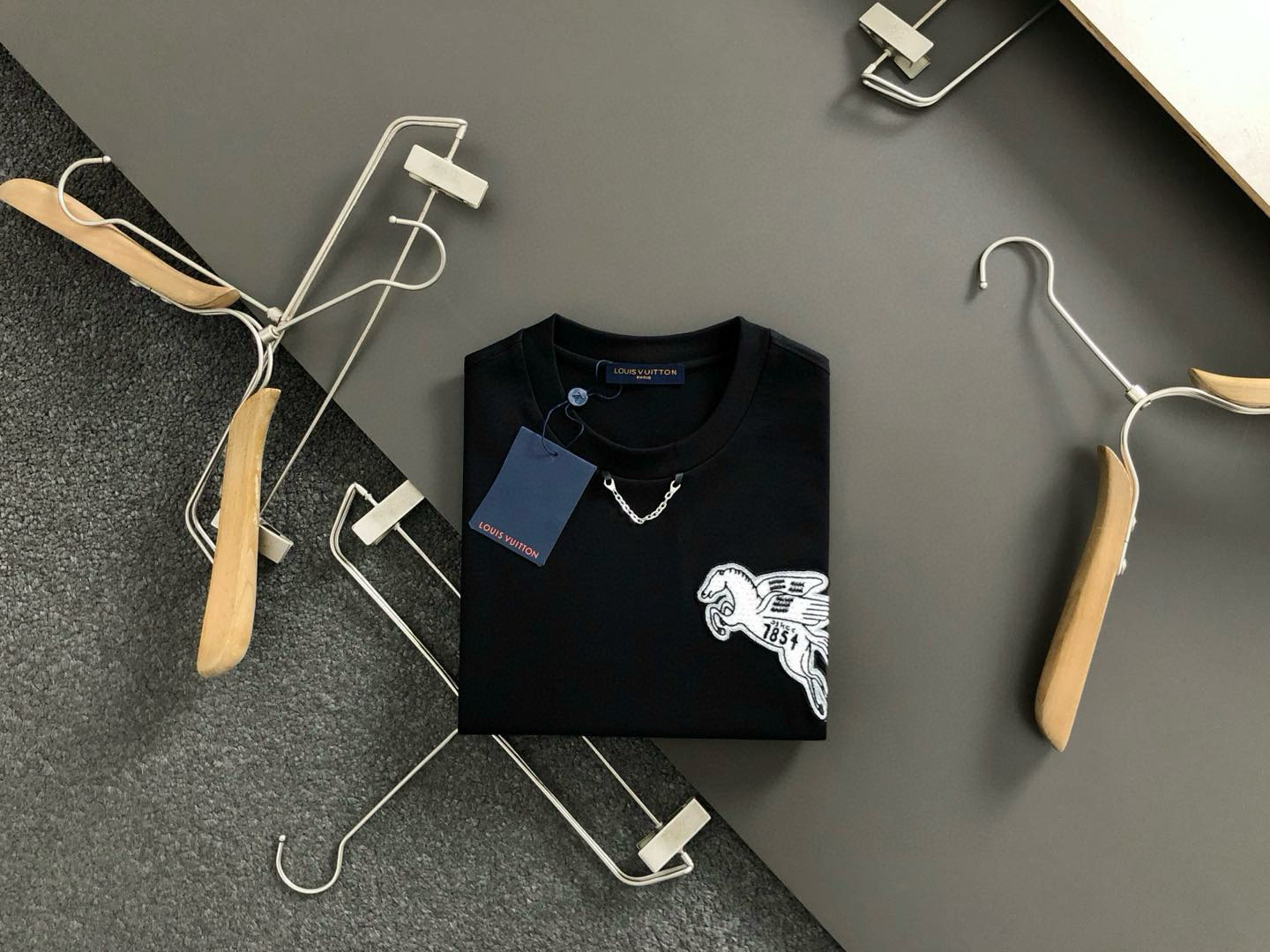 NO:131348,L brand* fitting M-XXXL 25 spring and summer top metal necklace with three-dimensional embroidered Pegasus classic short sleeves, exquisite craftsmanship counter fabric, top-level elements fusion, classic short sleeves 3 standards, trendy men's fashion, whether it is the comfort of the upper body or the incomparable existence, it can be said to be a must-have for summer 170-135(M) 175-150(L) 178-160(XL) 180-170(XXL) 180-180(XXXL), T-shirt,necklace,alexander wang19860909L牌*合身版型M-XXXL 25春夏顶级金属项链搭配立体贴布刺绣飞马经典短袖,精致工艺专柜面料,顶级元素融合打造,经典短袖3标齐全,潮男时尚,无论是上身舒适度还是都是无可比拟的存在,可以说是夏日必备 170-135(M) 175-150(L) 178-160(XL)180-170(XXL) 180-180(XXXL),,T-shirt,necklace,alexander wang,Men's clothing