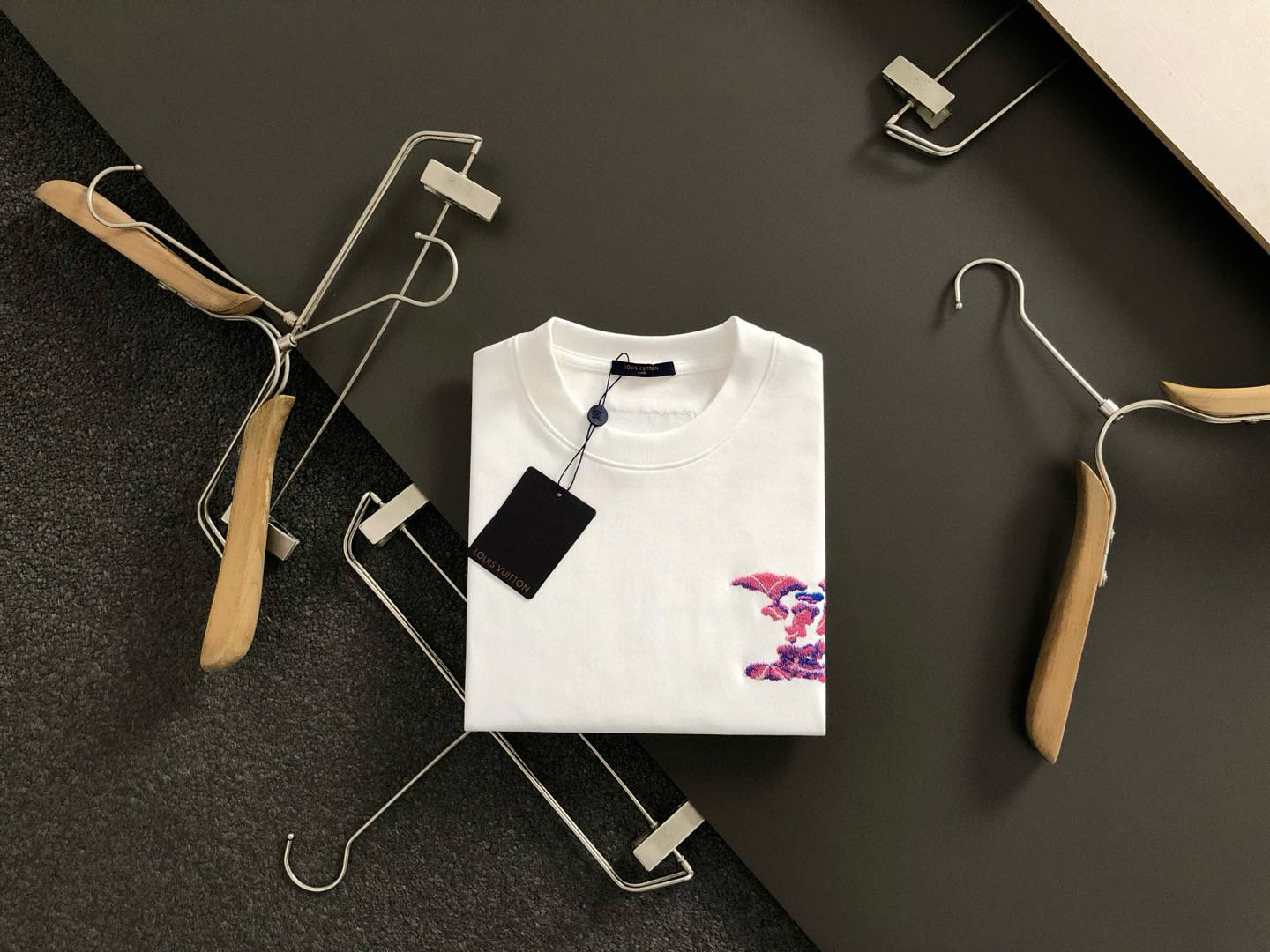 NO:131349,L brand* micro-style S-Xl 25 early spring latest classic blue sky white cloud color embroidery fusion back echoes the printed heavy short sleeves, high-end quality counter original single round collar assistance, top-level production process imported fabric, unique design of the counter model, imported high-end custom imported silk thread feels first-class!  Official website for sale!  S-Xl, T-shirt, alexander wang19860909L牌*微款版型S-Xl 25早春最新经典蓝天白云彩色刺绣融合后幅呼应印花重磅短袖,高端品质专柜原单圆领援助,顶级制作工艺进口面料,专柜款独特设计,采用进口高端订制进口丝线手感一流！官网在售！码数S-Xl,,T-shirt,alexander wang,Men's clothing