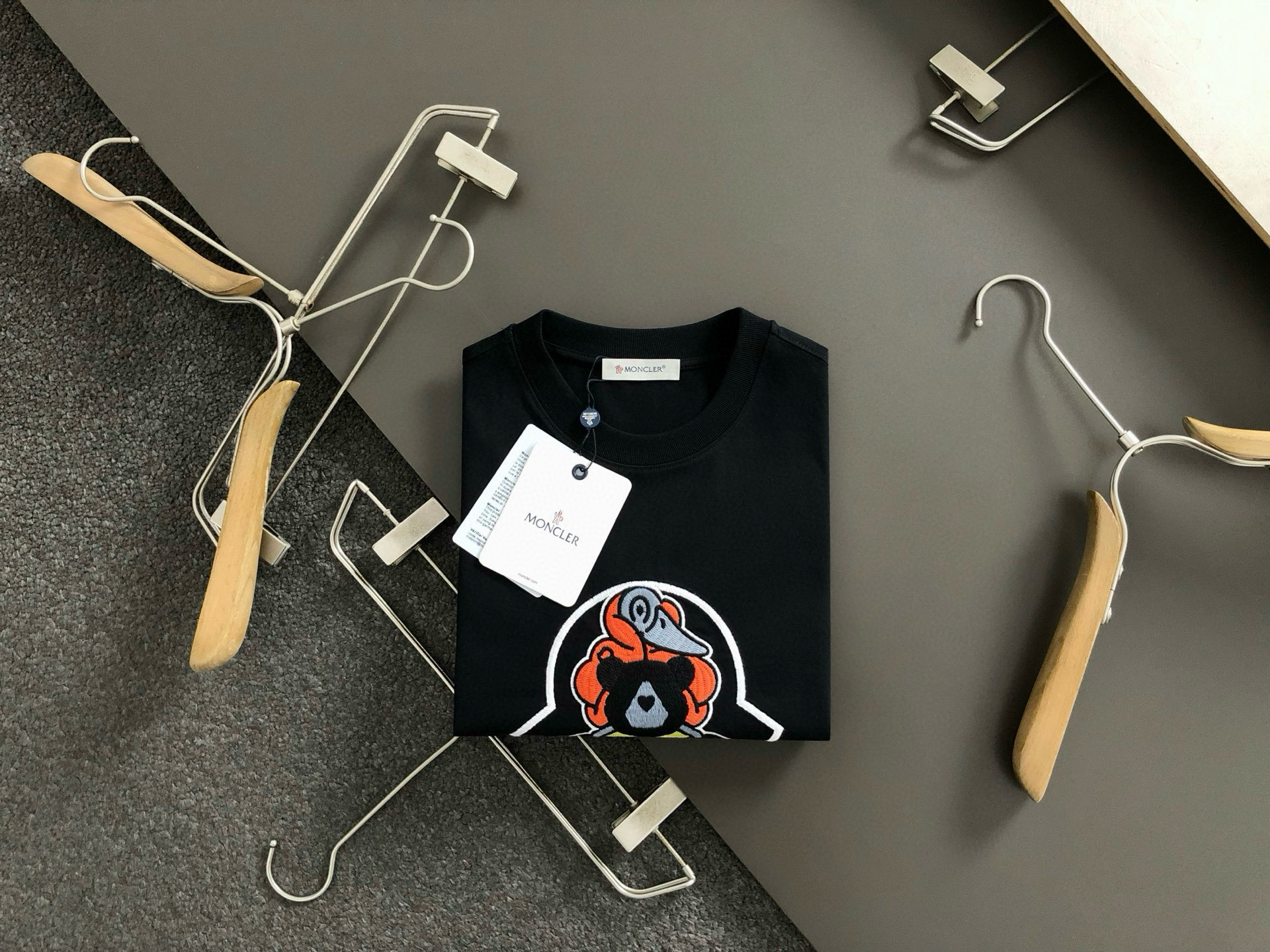 NO:131357,Mon* fitting style M-XXXL 25 spring and summer top black cartoon embroidery style heavy classic short sleeves, exquisite craftsmanship counter fabric, top-level elements fusion, classic short sleeves 3 specifications complete, trendy men's fashion, whether it is the comfort of the upper body or the incomparable existence, it can be said to be a must-have for summer 170-(M) 175-150(L) 178-160(XL) 180-170(XXL) 180-180(XXXL), T-shirt,alexander wang19860909Mon*合身版型M-XXXL 25春夏顶级黑色卡通刺绣款重磅经典短袖,精致工艺专柜面料,顶级元素融合打造,经典短袖3标齐全,潮男时尚,无论是上身舒适度还是都是无可比拟的存在,可以说是夏日必备 170-(M) 175-150(L) 178-160(XL)180-170(XXL) 180-180(XXXL),,T-shirt,alexander wang,Men's clothing