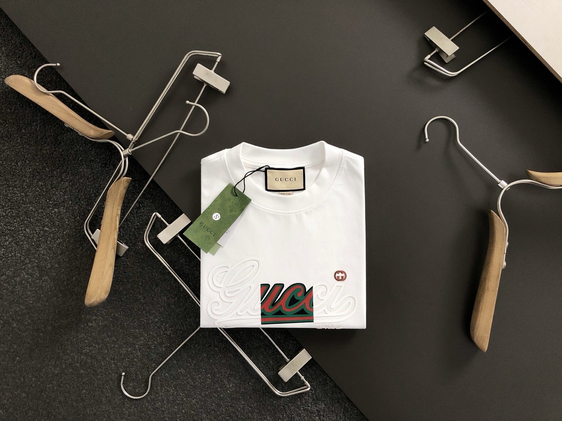 NO:133130,Gucc* loose fit S-Xl 25 early spring latest letter structure offset printing fusion creates heavy short sleeves, high-end quality counter original single round collar assistance, top-level production process imported fabrics, unique design of the counter model, using imported high-end custom imported silk thread with first-class feel!  Official website for sale!  S-Xl, gucci, T-shirt, alexander wang19860909Gucc*宽松版型版型S-Xl 25早春最新字母结构胶印融合打造重磅短袖,高端品质专柜原单圆领援助,顶级制作工艺进口面料,专柜款独特设计,采用进口高端订制进口丝线手感一流！官网在售！码数S-Xl,,gucci,T-shirt,alexander wang,Men's clothing