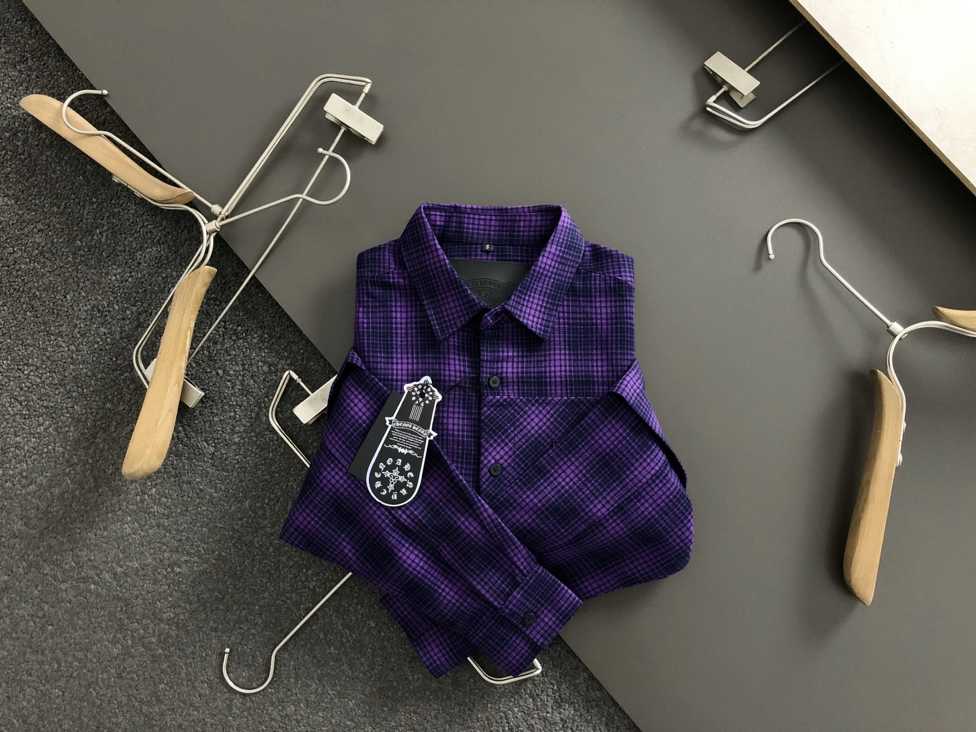 NO:133132,Ch* loose version S-Xl 25 spring and summer latest top plaid cross Sanskrit three-dimensional offset printing combines top hardware to create a cross Sanskrit three-dimensional logo pure cotton trendy brand stand-up collar shirt jacket, top custom hardware Sanskrit series classic style top quality counter original single jacket, top production process imported fabric, counter style embroidery splicing design, using imported high-end customized fabric, imported fabric feel first-class!  Official website for sale!  S-Xl, Jackets & coats,shirts,alexander wang19860909Ch*宽松版型S-Xl 25春夏最新最顶级格子十字梵文立体胶印融合顶级五金打造十字梵文立体logo纯棉潮牌立领衬衫外套,顶级定制五金梵文系列经典款最顶级的品质专柜原单外套,顶级制作工艺进口面料,专柜款刺绣拼接设计,采用进口高端订制面料,进口面料手感一流！官网在售！码数S-Xl,,jackets & coats,shirts,alexander wang,Men's clothing