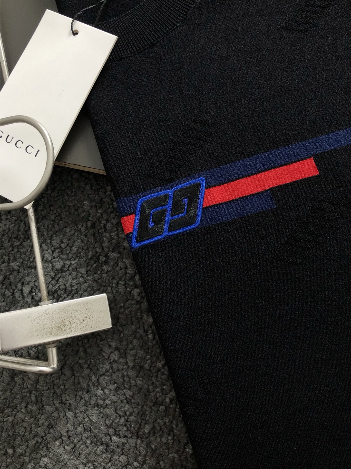  Gucc*合身版型M-XXXL
2025春夏新双G刺绣经典红蓝提花logo简约百搭款领口伊力特圆领短袖