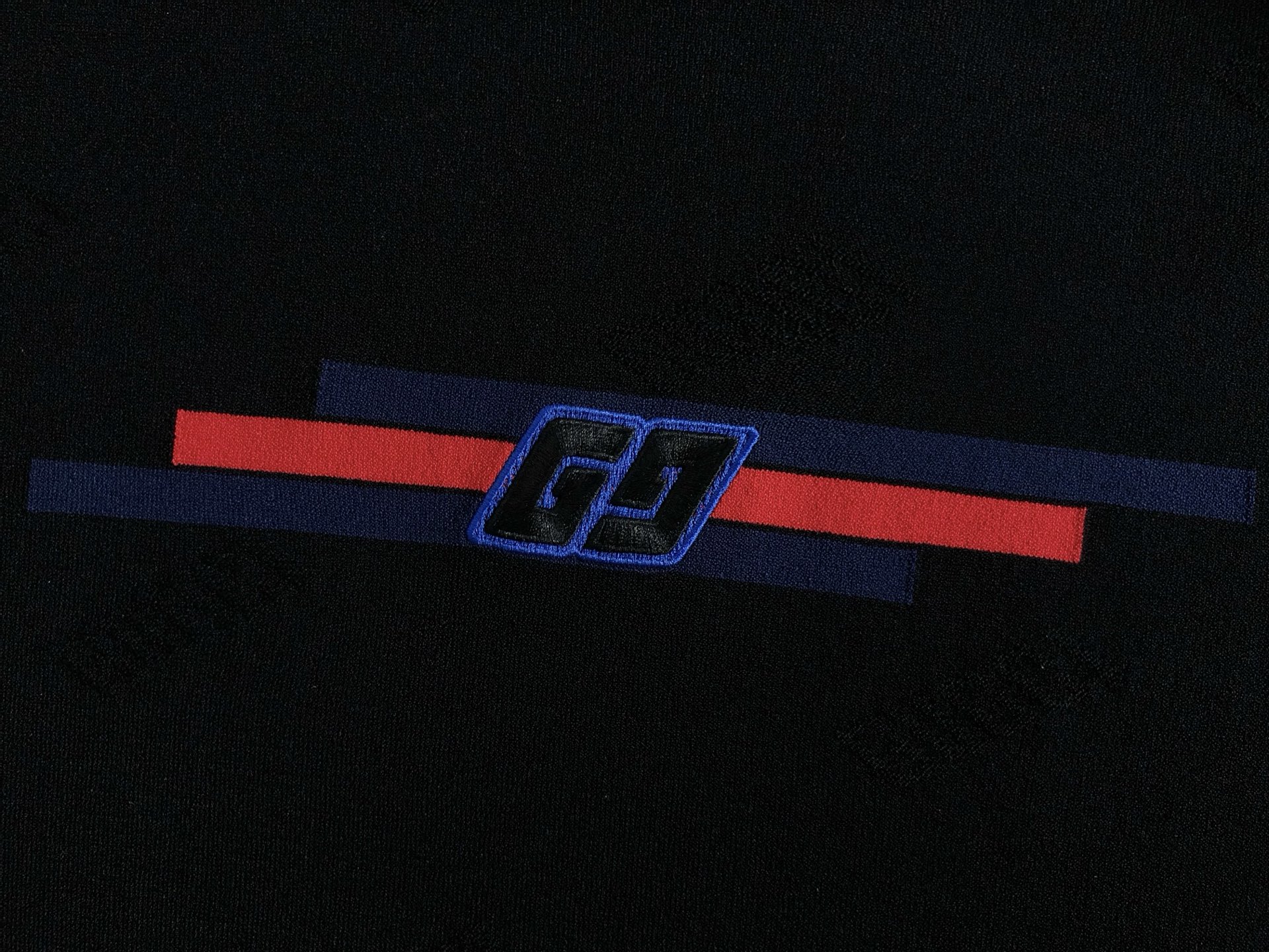  Gucc*合身版型M-XXXL
2025春夏新双G刺绣经典红蓝提花logo简约百搭款领口伊力特圆领短袖