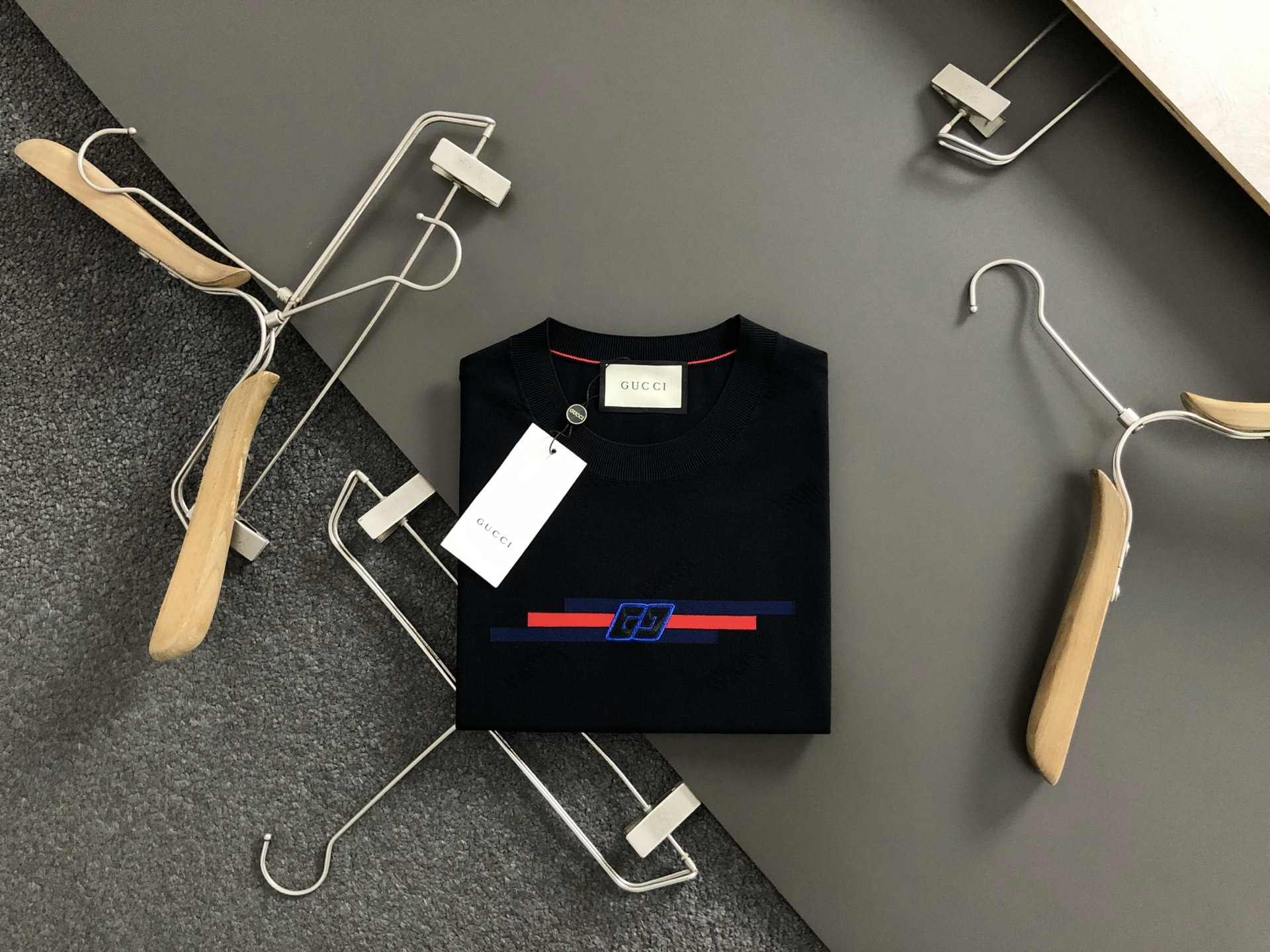  Gucc*合身版型M-XXXL
2025春夏新双G刺绣经典红蓝提花logo简约百搭款领口伊力特圆领短袖