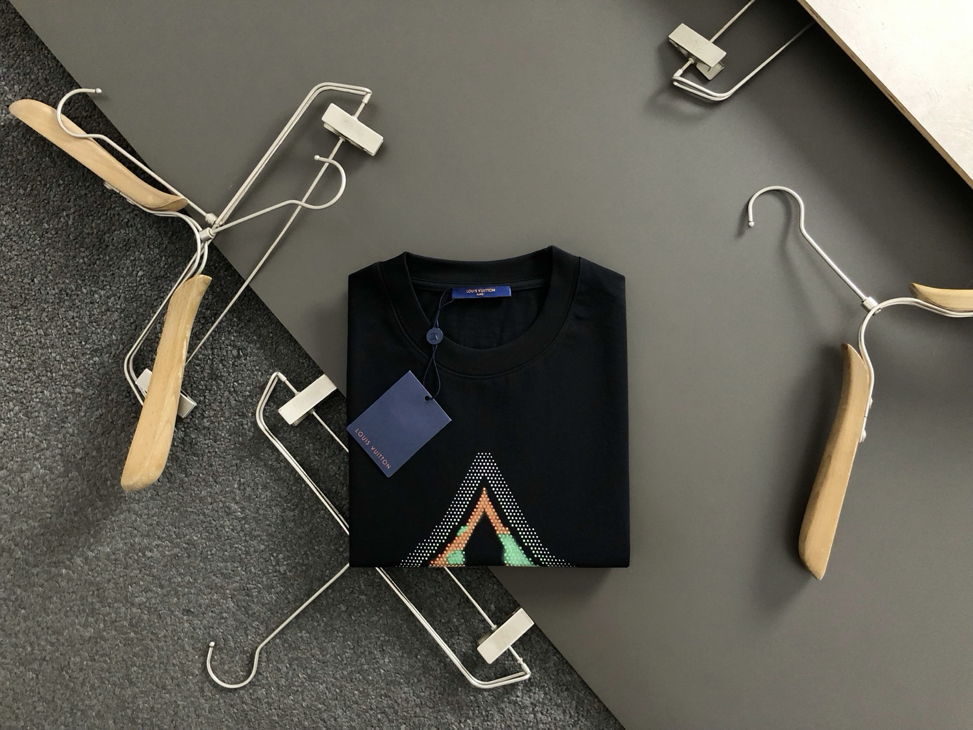 NO:133128,Lv* micro-wide version S-Xl 25 early spring latest letter three-dimensional polka dot offset logo heavy short sleeves, high-end quality counter original single round collar assistance, top-level production process imported fabric, unique design of the counter model, using imported high-end customized imported silk thread with first-class feel!  Official website for sale!  S-Xl, louis vuitton, T-shirt, alexander wang19860909Lv*微宽版型S-Xl 25早春最新字母立体波点胶印logo重磅短袖,高端品质专柜原单圆领援助,顶级制作工艺进口面料,专柜款独特设计,采用进口高端订制进口丝线手感一流！官网在售！码数S-Xl,,louis vuitton,T-shirt,alexander wang,Men's clothing