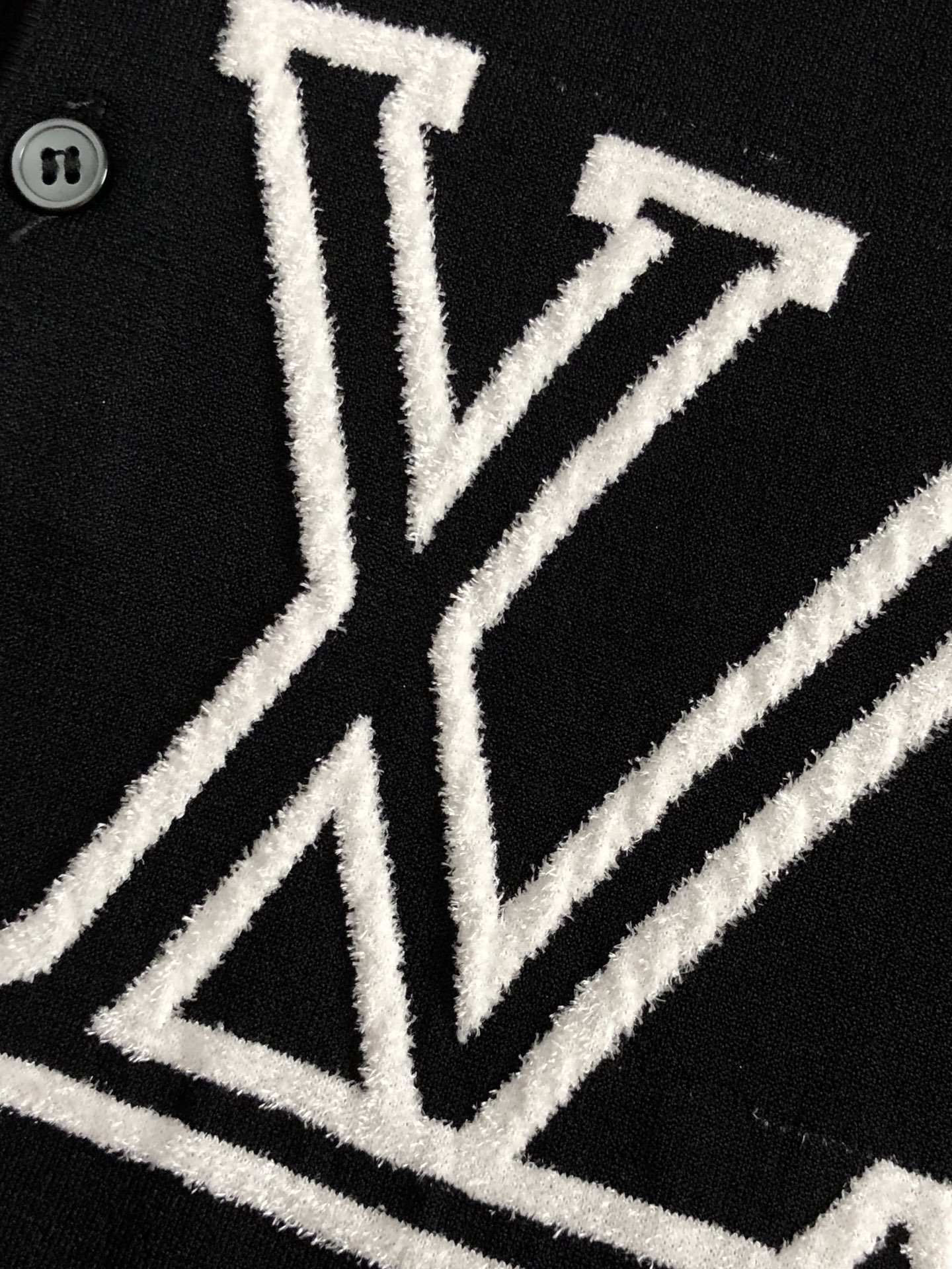  L牌*修身版型M-xxxl
2025春夏顶级进口私货，高端字母提花线条款伊力特短袖，纯色百搭融合提花针