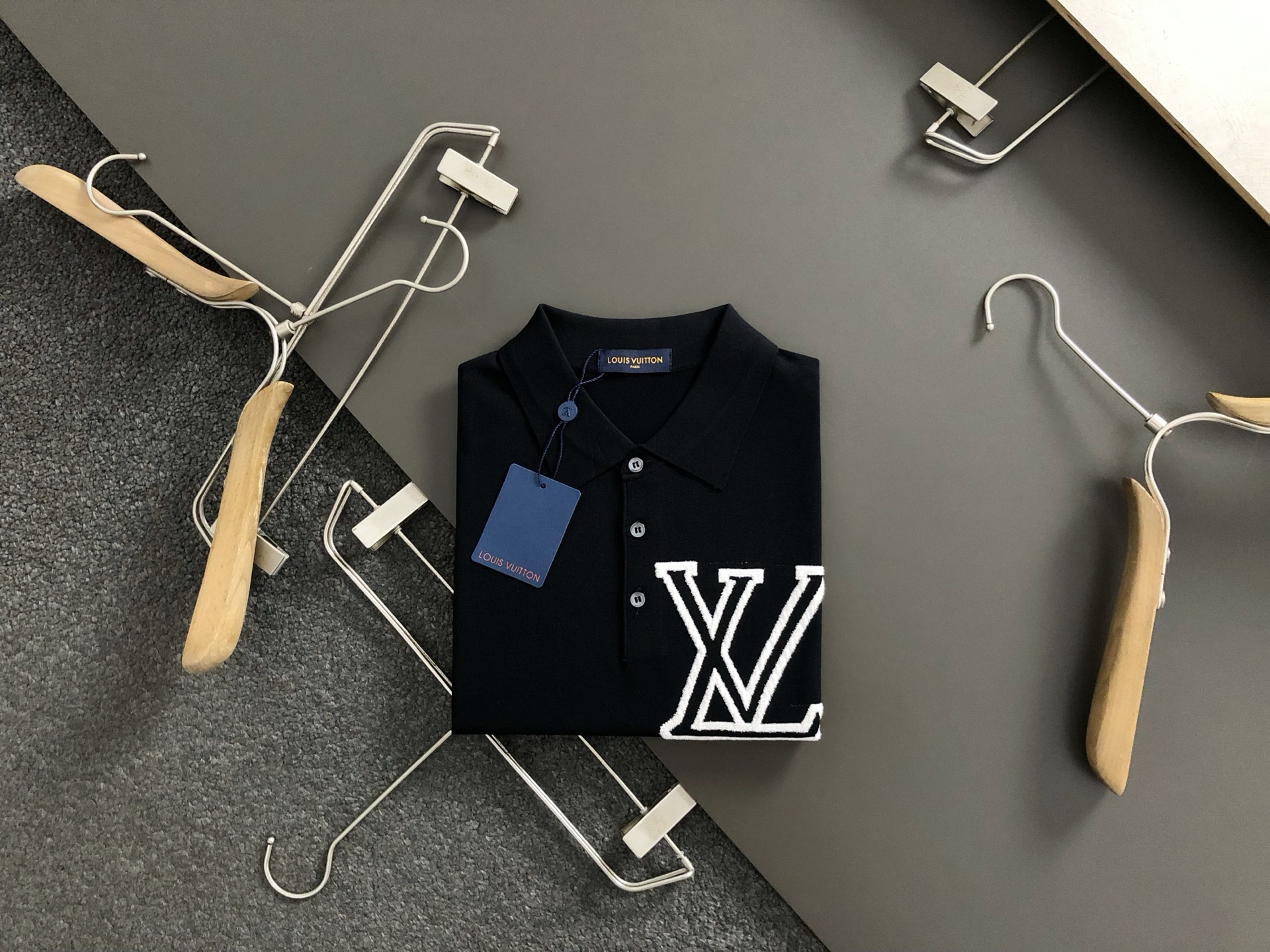  L牌*修身版型M-xxxl
2025春夏顶级进口私货，高端字母提花线条款伊力特短袖，纯色百搭融合提花针