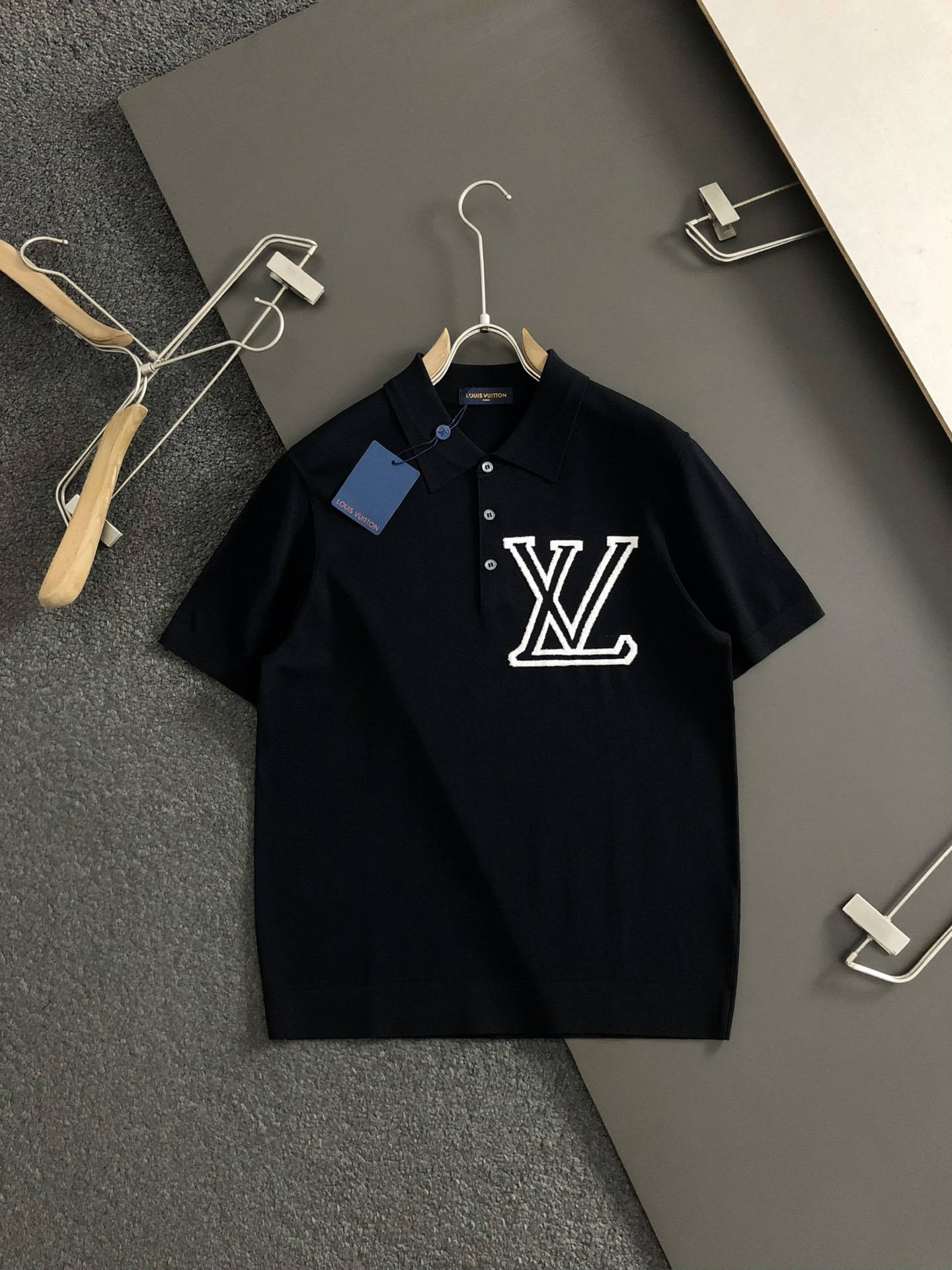  L牌*修身版型M-xxxl
2025春夏顶级进口私货，高端字母提花线条款伊力特短袖，纯色百搭融合提花针