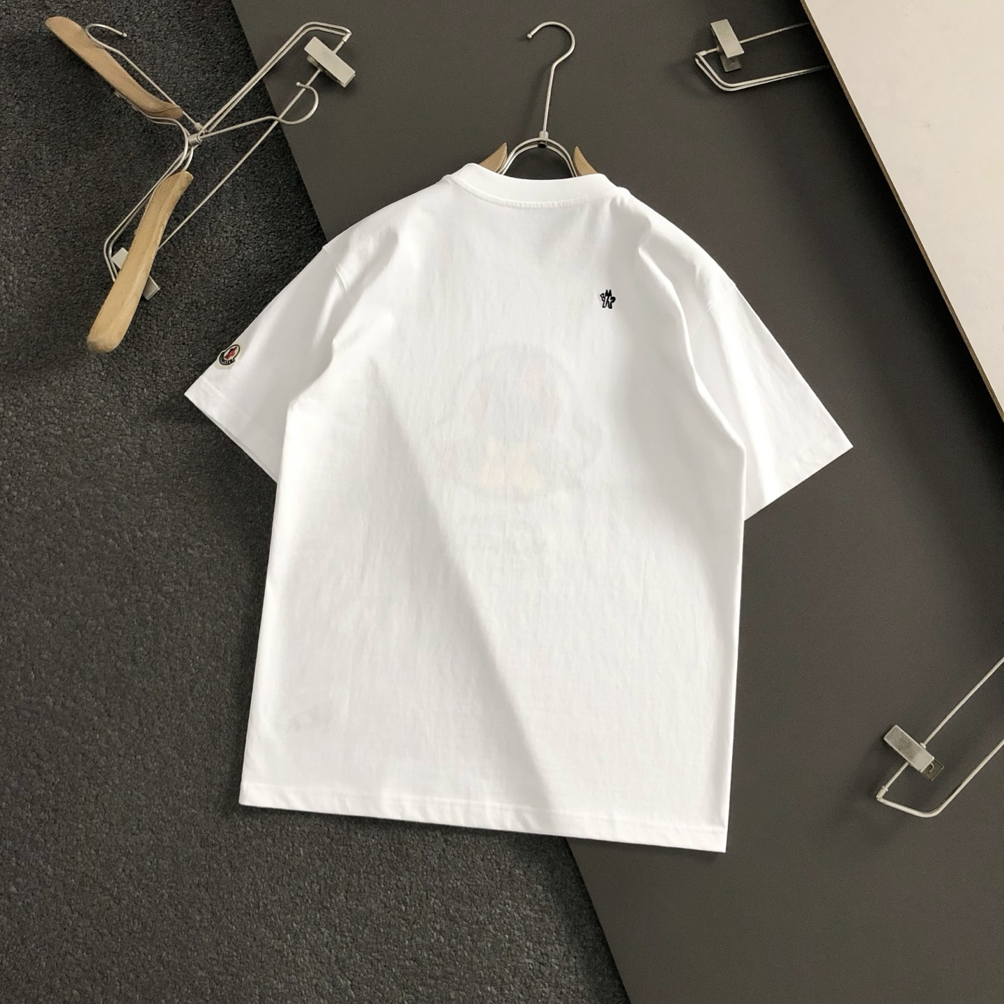  Mon*合身版型M-XXXL
25春夏顶级黑色卡通刺绣款重磅经典短袖，精致工艺专柜面料，顶级元素融合打