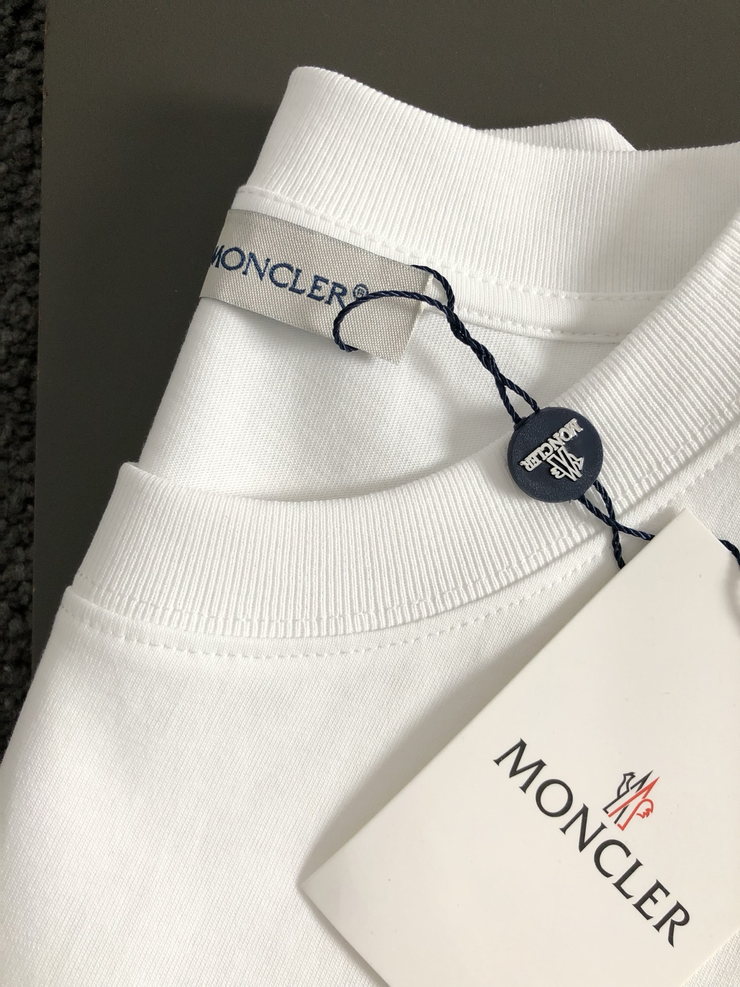  Mon*合身版型M-XXXL
25春夏顶级黑色卡通刺绣款重磅经典短袖，精致工艺专柜面料，顶级元素融合打