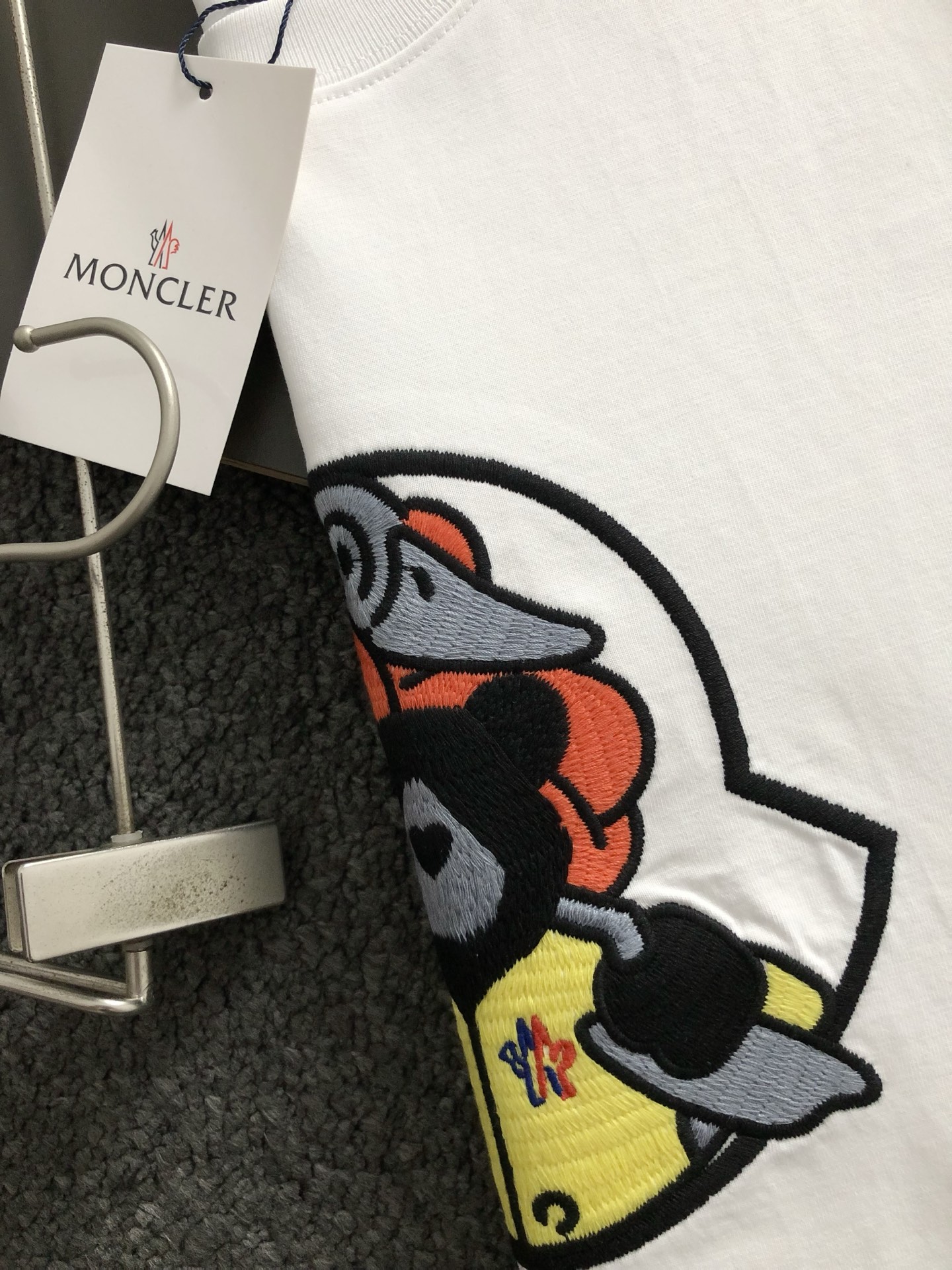  Mon*合身版型M-XXXL
25春夏顶级黑色卡通刺绣款重磅经典短袖，精致工艺专柜面料，顶级元素融合打