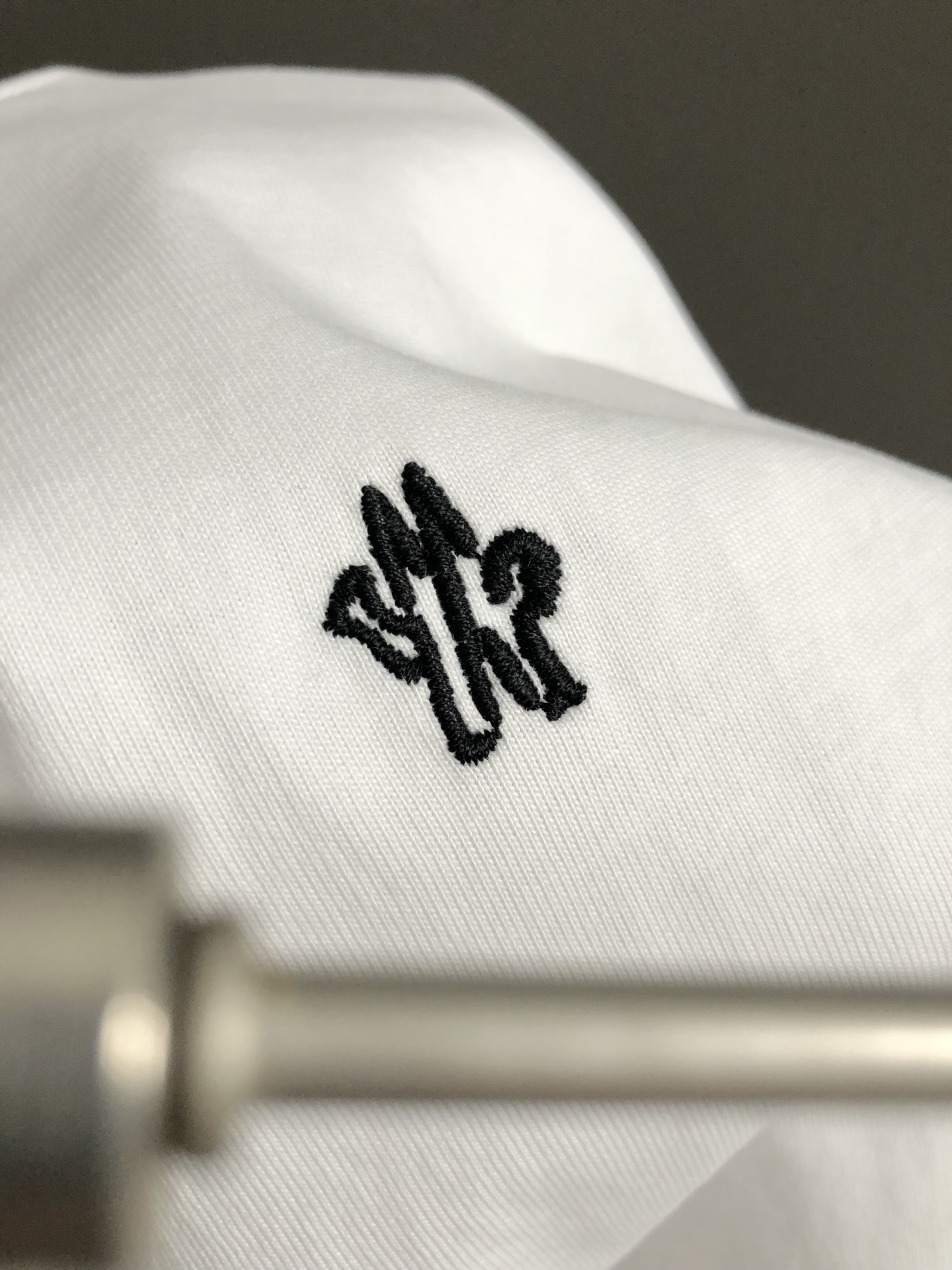  Mon*合身版型M-XXXL
25春夏顶级黑色卡通刺绣款重磅经典短袖，精致工艺专柜面料，顶级元素融合打