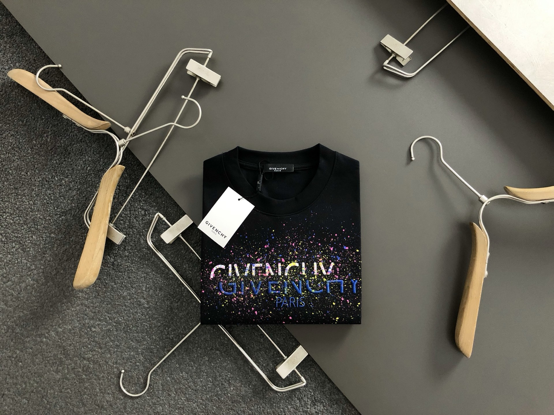 NO:133150,Giv* micro-wide version S-Xl 25 early spring latest letter embroidery embroidery logo splashing ink technology direct injection heavy short sleeves, high-end quality counter original single round collar assistance, top-level production process imported fabric, unique design of the counter model, using imported high-end customized imported silk thread with first-class feel!  Official website for sale!  S-Xl, T-shirt, alexander wang19860909Giv*微宽版型S-Xl 25早春最新字母刺绣压花logo泼墨工艺直喷重磅短袖,高端品质专柜原单圆领援助,顶级制作工艺进口面料,专柜款独特设计,采用进口高端订制进口丝线手感一流！官网在售！码数S-Xl,,T-shirt,alexander wang,Men's clothing