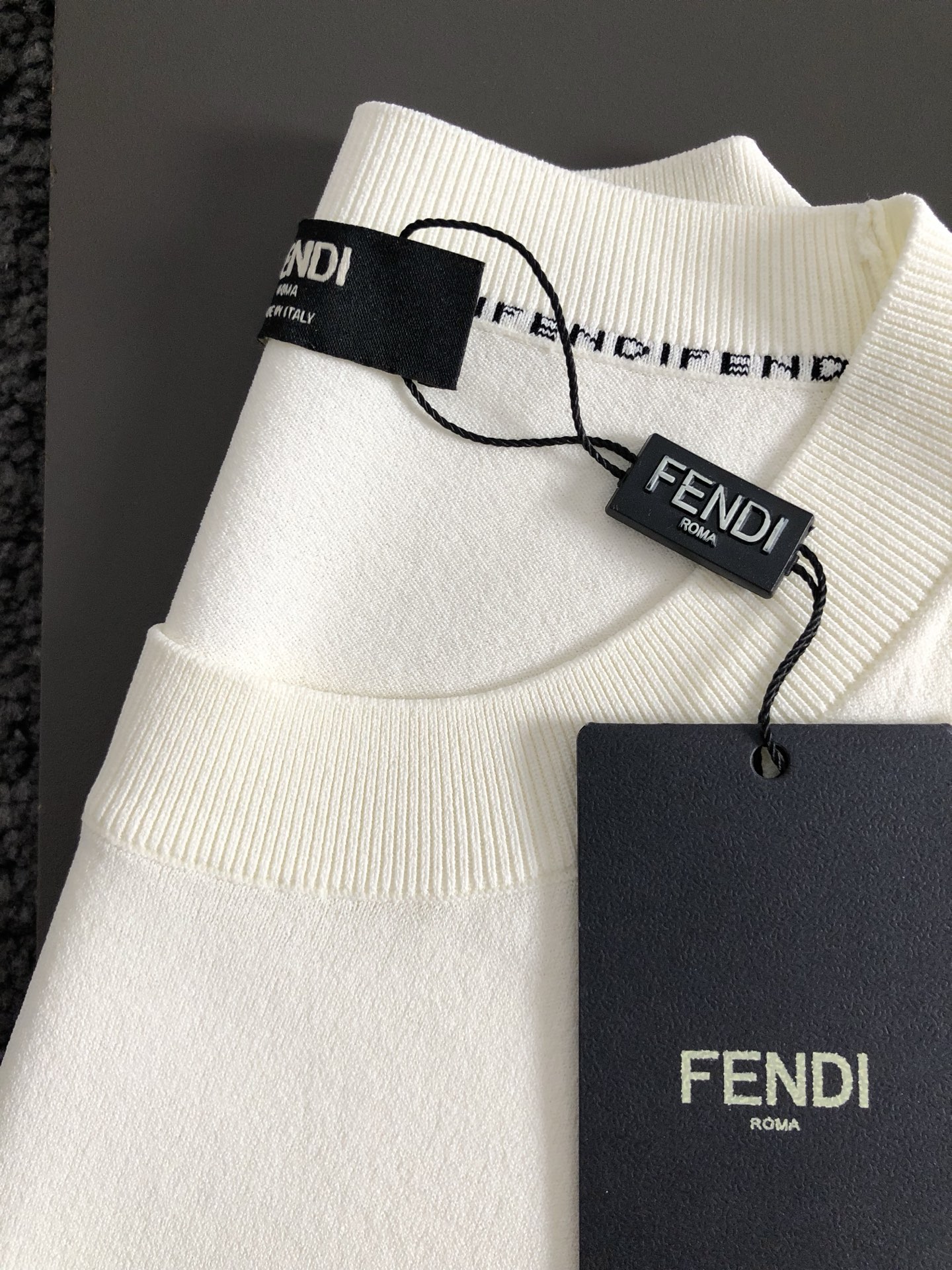  FEND**合身版型M-XXXL
2025春夏新款黑蓝拼色字母提花百搭款融合伊力特圆领短袖，精致工艺专