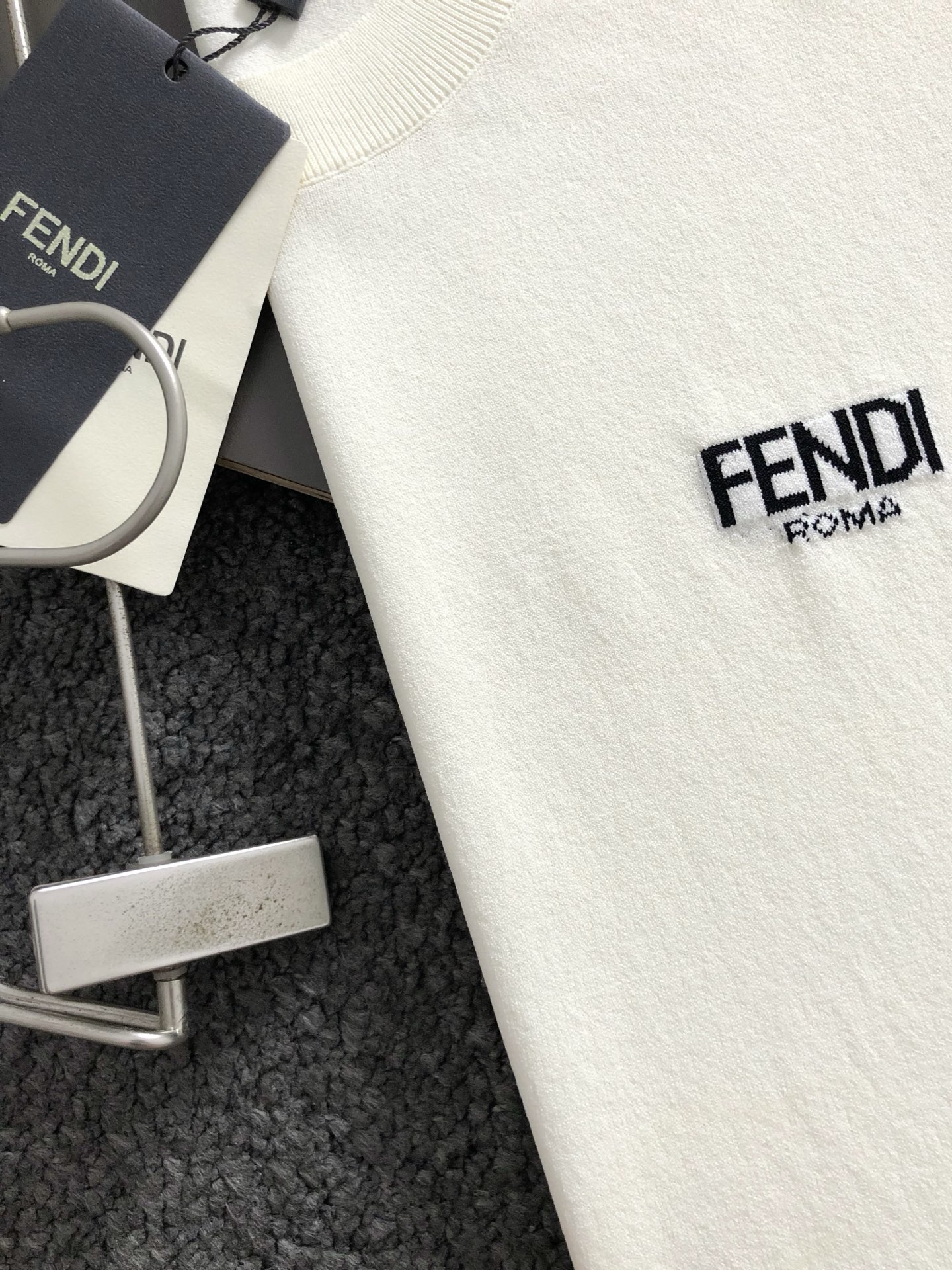  FEND**合身版型M-XXXL
2025春夏新款黑蓝拼色字母提花百搭款融合伊力特圆领短袖，精致工艺专