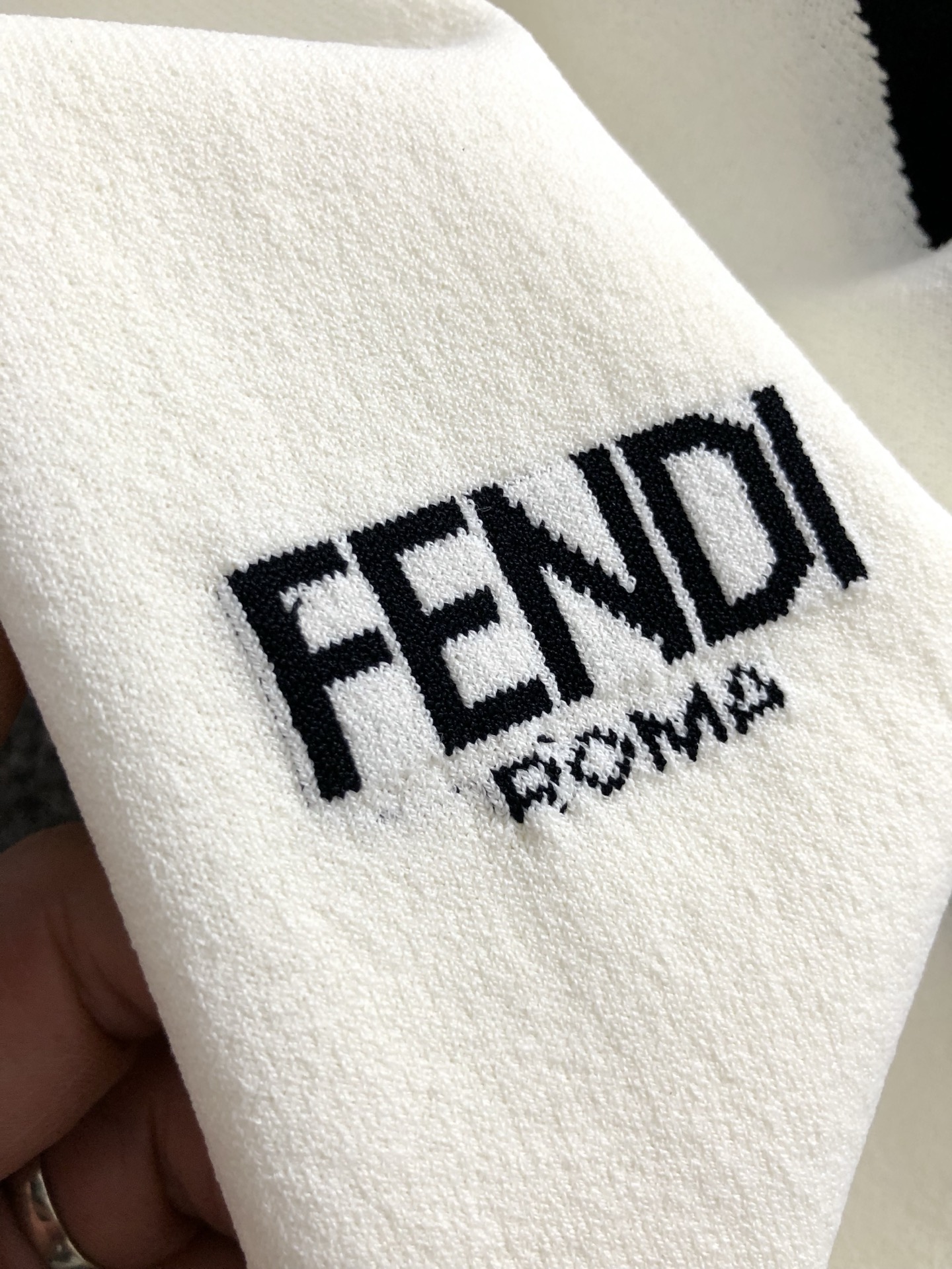 FEND**合身版型M-XXXL
2025春夏新款黑蓝拼色字母提花百搭款融合伊力特圆领短袖，精致工艺专