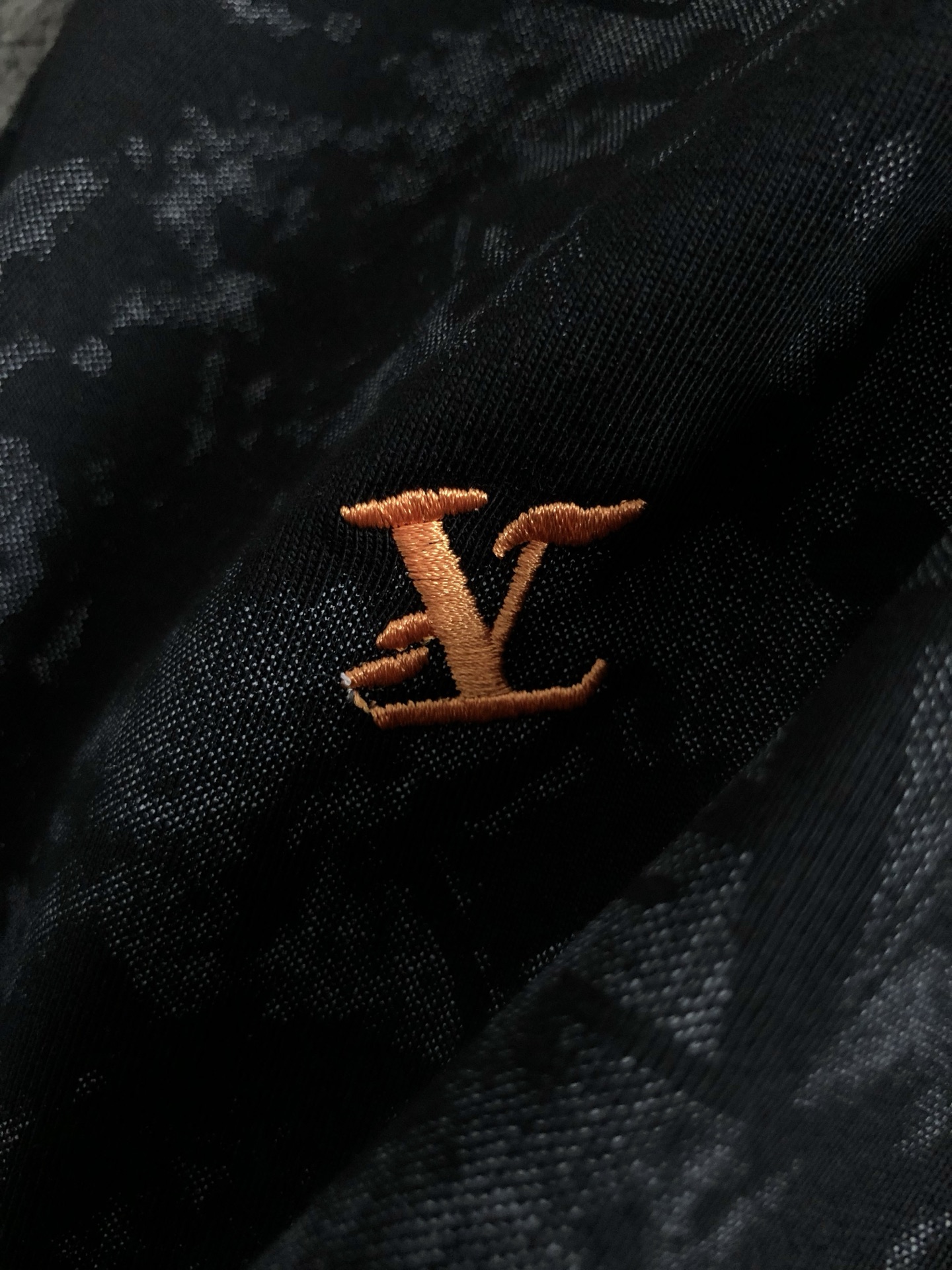  L牌*合身版型M-XXXL
25春夏顶级老花刺绣logo经典短袖，精致工艺专柜面料，顶级元素融合打造，