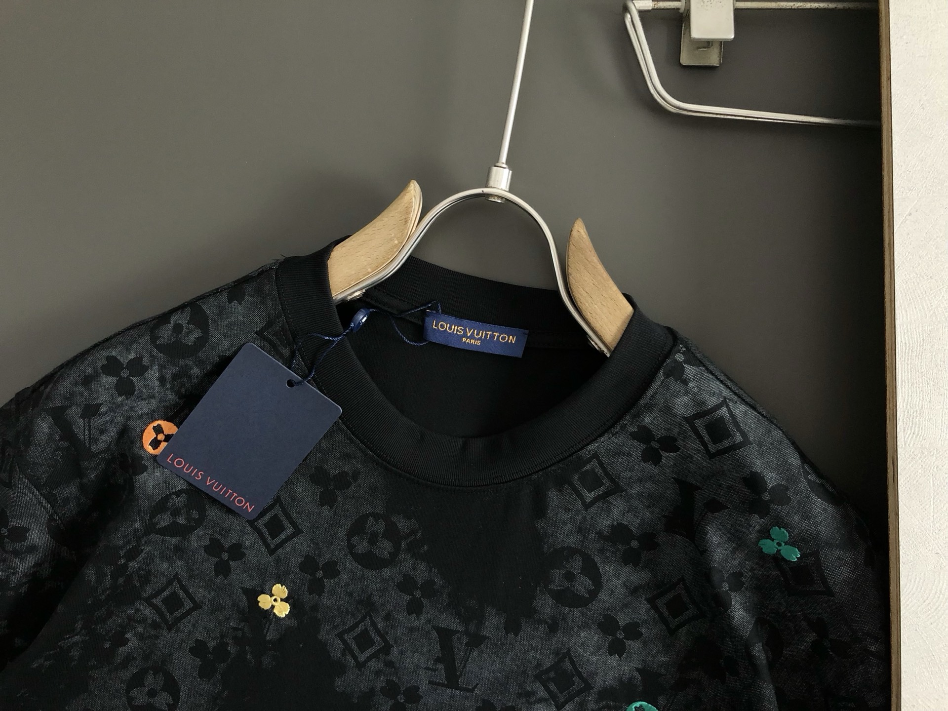  L牌*合身版型M-XXXL
25春夏顶级老花刺绣logo经典短袖，精致工艺专柜面料，顶级元素融合打造，