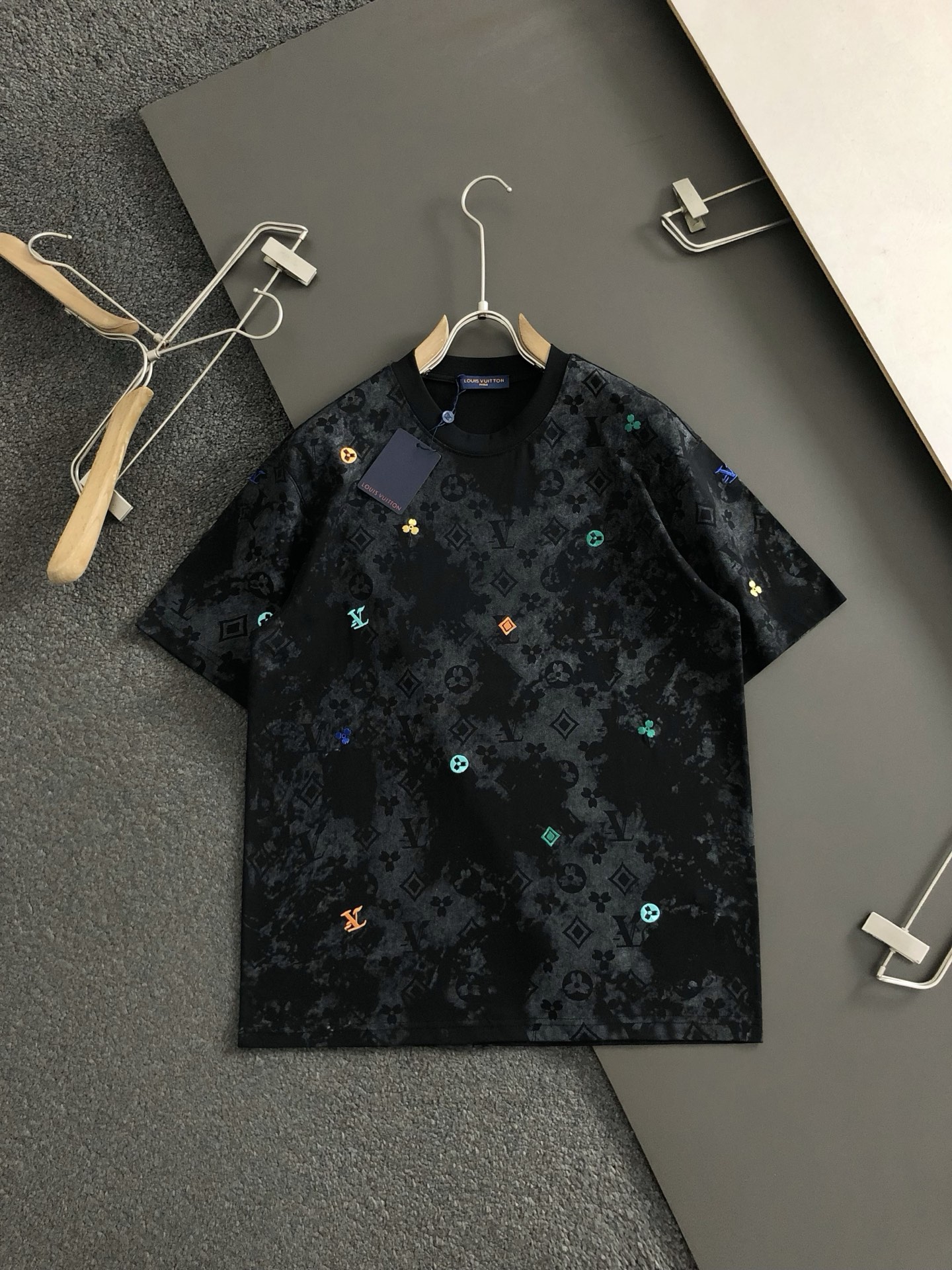  L牌*合身版型M-XXXL
25春夏顶级老花刺绣logo经典短袖，精致工艺专柜面料，顶级元素融合打造，