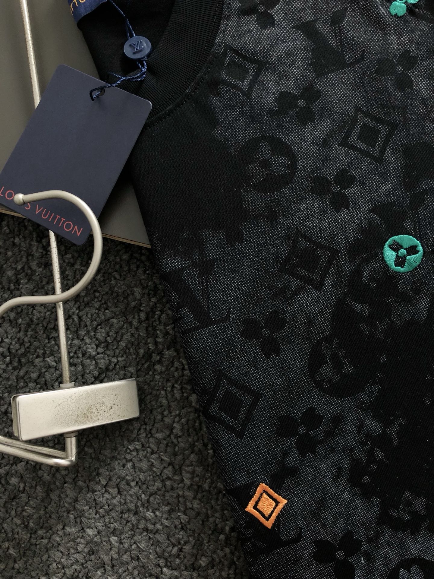  L牌*合身版型M-XXXL
25春夏顶级老花刺绣logo经典短袖，精致工艺专柜面料，顶级元素融合打造，