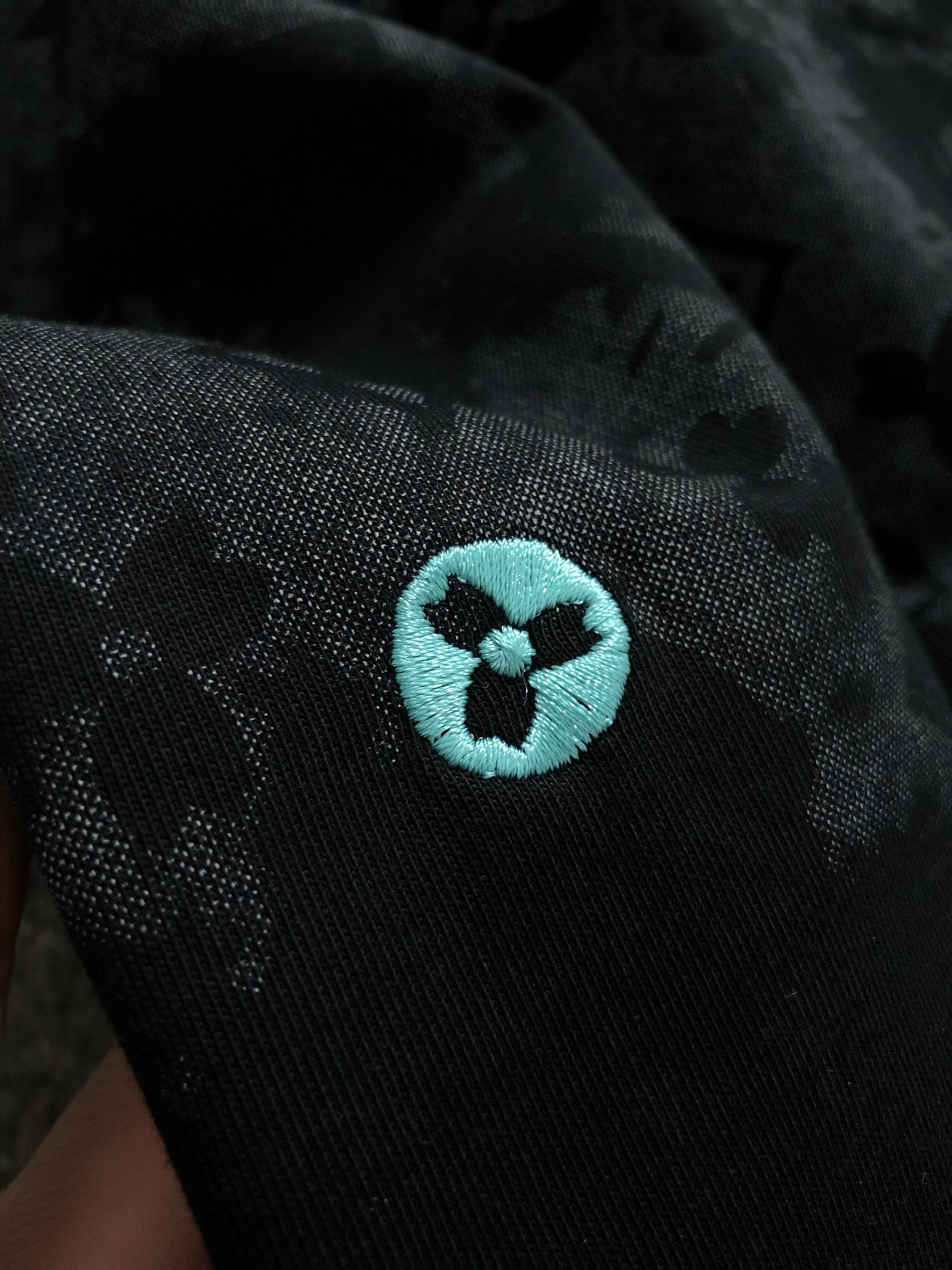  L牌*合身版型M-XXXL
25春夏顶级老花刺绣logo经典短袖，精致工艺专柜面料，顶级元素融合打造，
