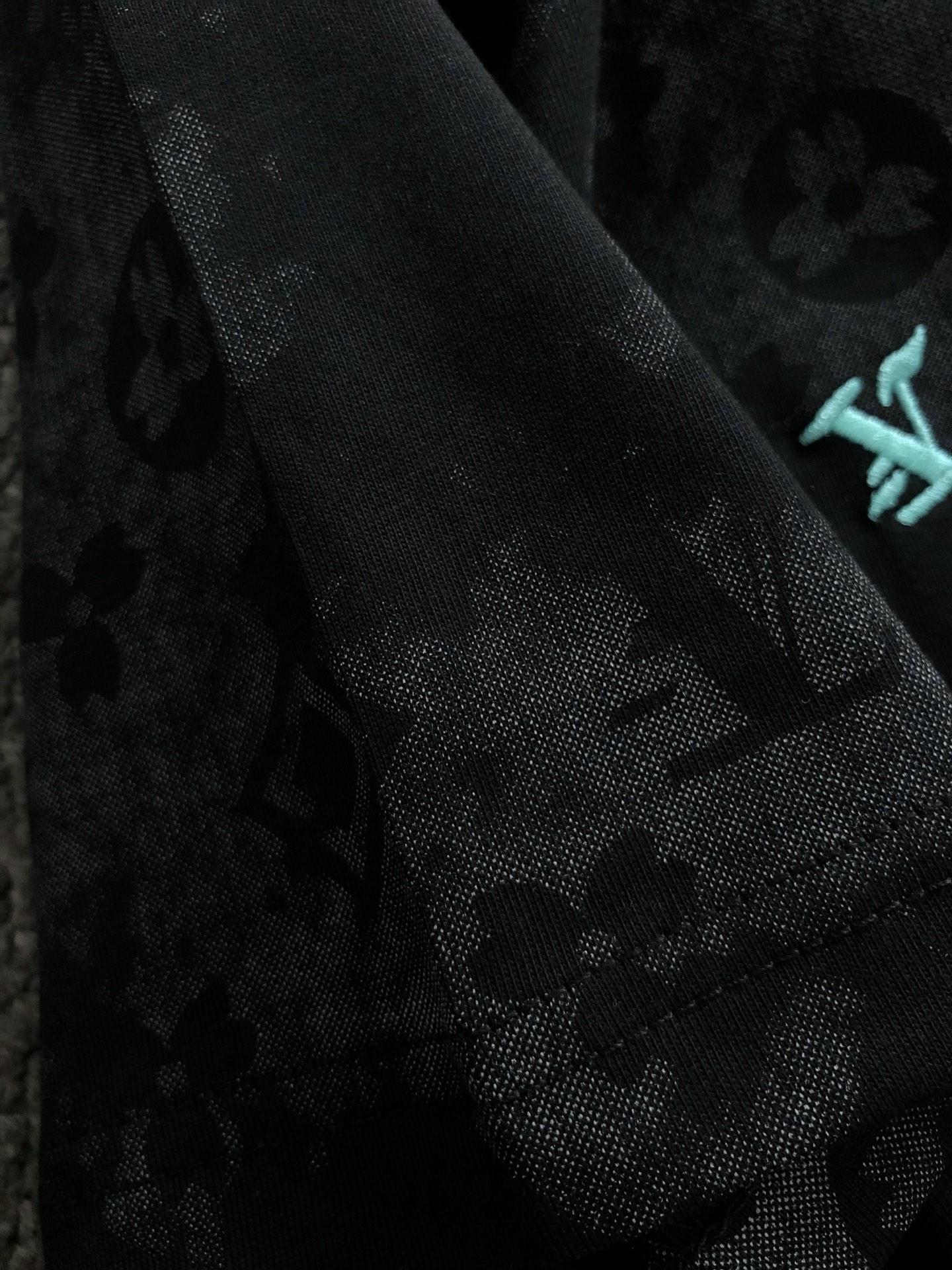  L牌*合身版型M-XXXL
25春夏顶级老花刺绣logo经典短袖，精致工艺专柜面料，顶级元素融合打造，