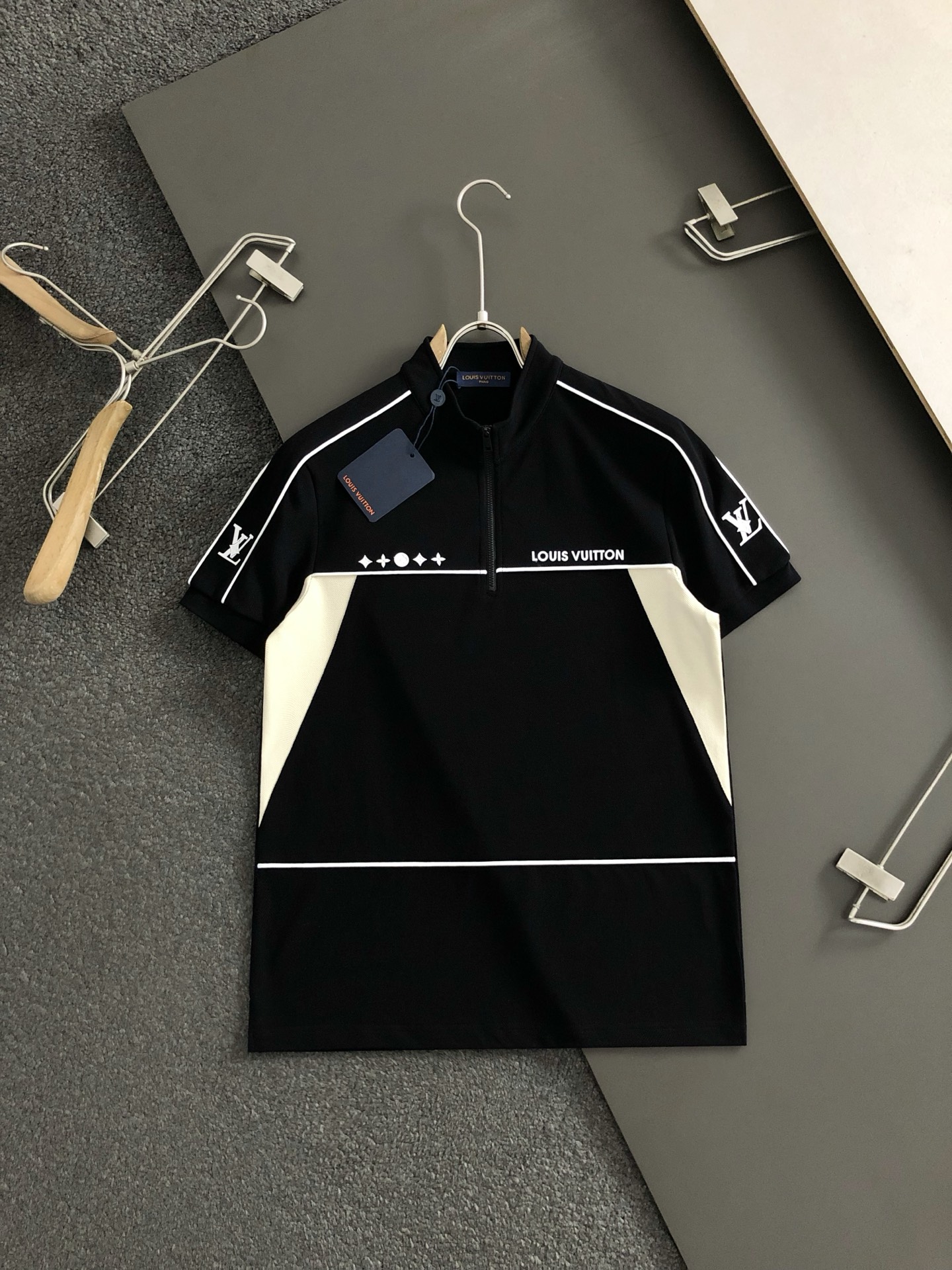 L牌**合身版型M-XXXL
2025春夏重工拼接字母刺绣拉链领口翻领针织Polo.精致工艺专柜面料，