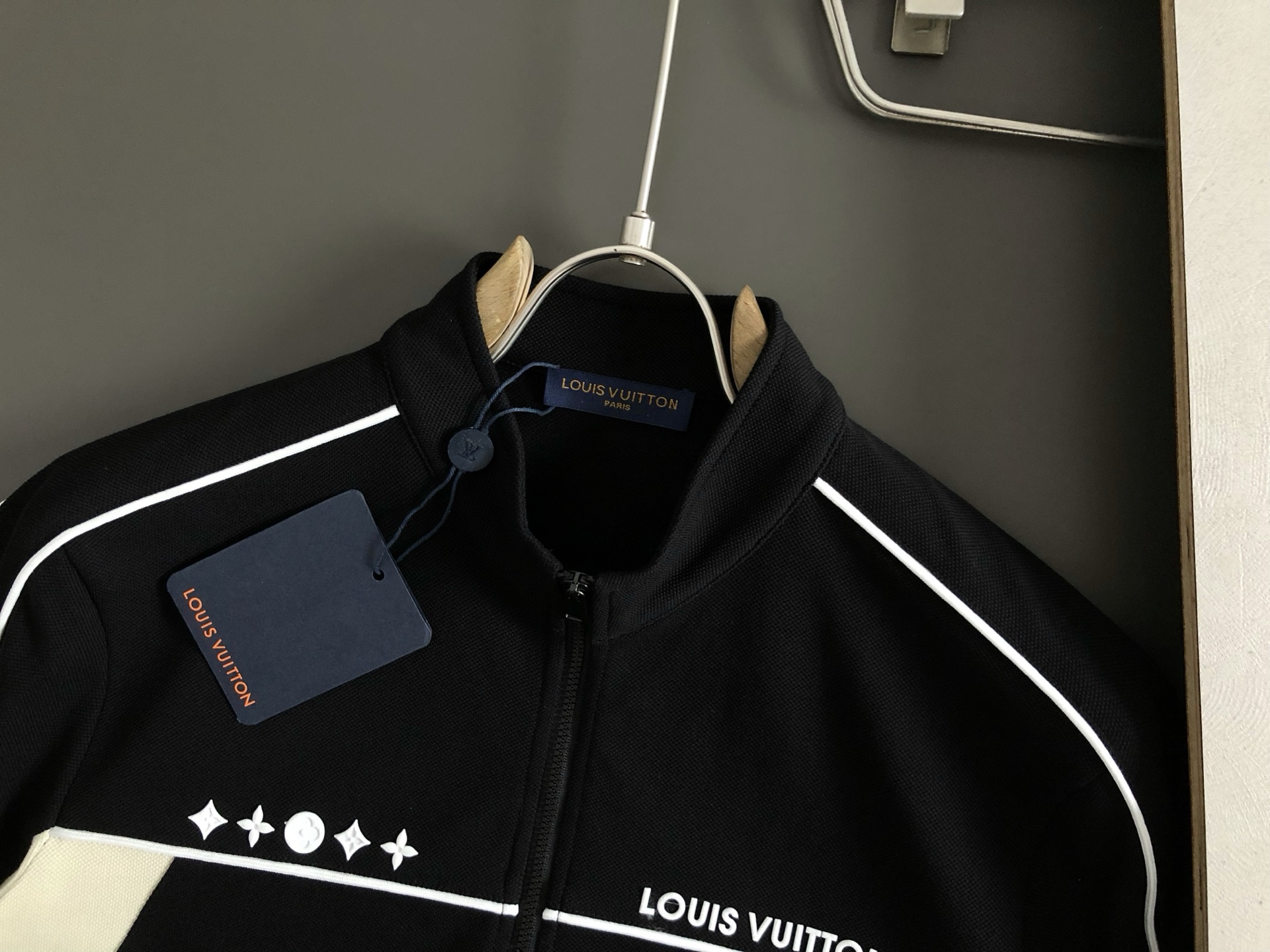  L牌**合身版型M-XXXL
2025春夏重工拼接字母刺绣拉链领口翻领针织Polo.精致工艺专柜面料，