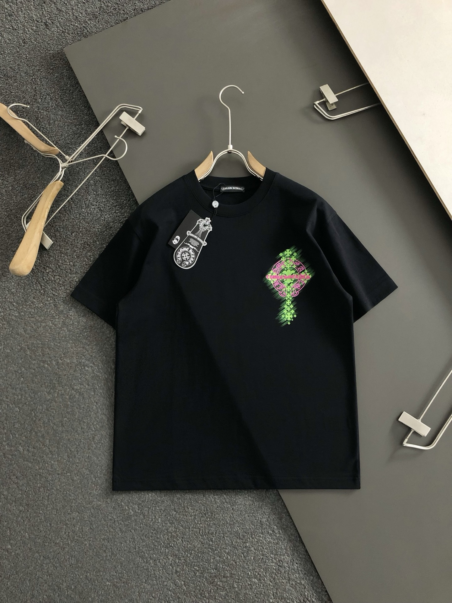  Ch*微阔版型48-56
25春夏顶级黑色绿色梵文色彩刺绣前后幅呼应大logo刺绣短袖，精致工艺专柜面