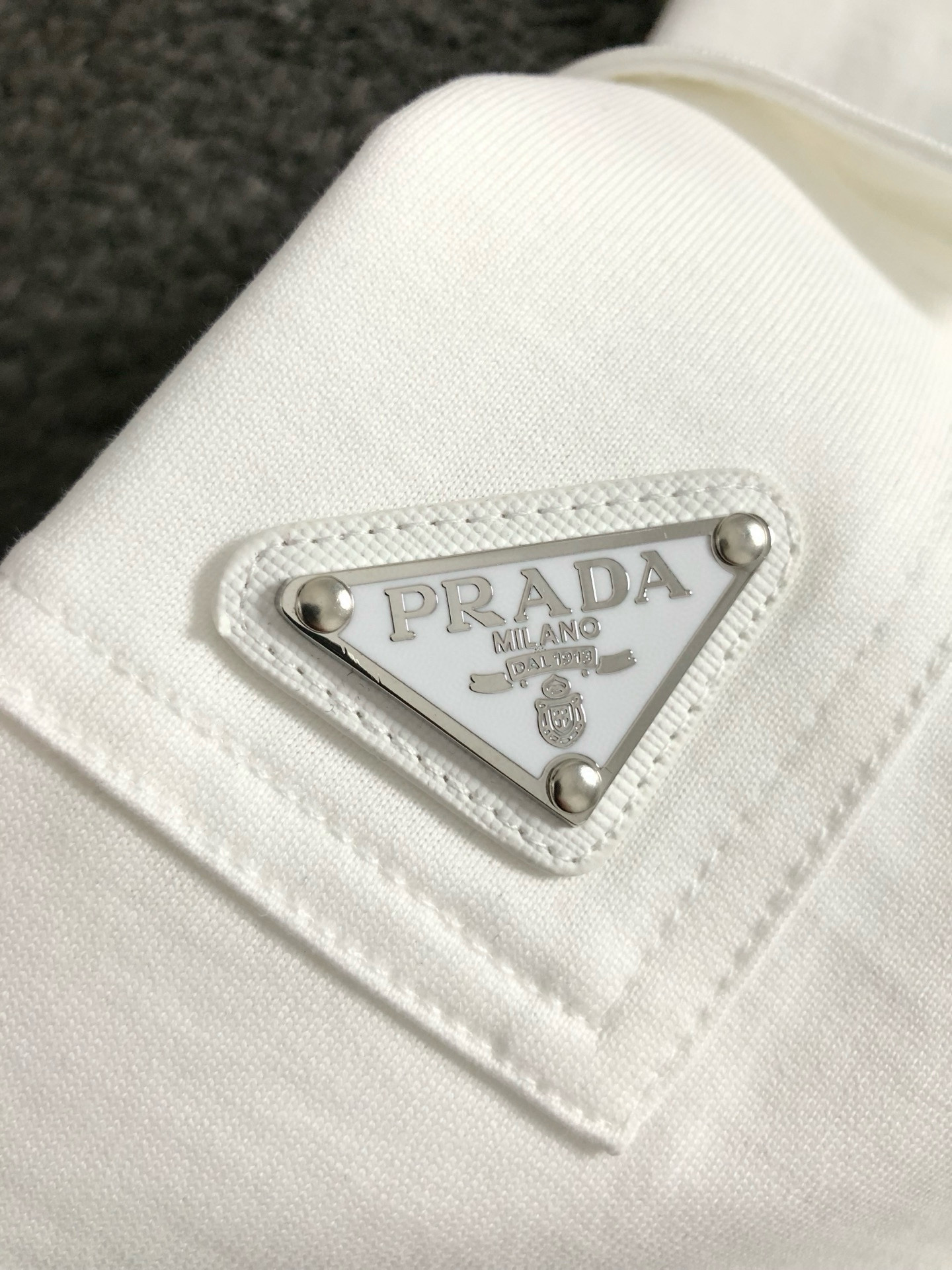  Prad*微宽版型M-XXXL
25春夏顶级白色口袋款字母贴皮融合金属三角标重磅经典短袖，精致工艺专柜