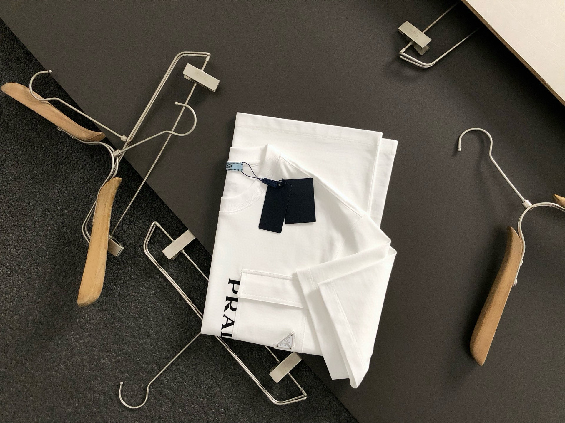  Prad*微宽版型M-XXXL
25春夏顶级白色口袋款字母贴皮融合金属三角标重磅经典短袖，精致工艺专柜
