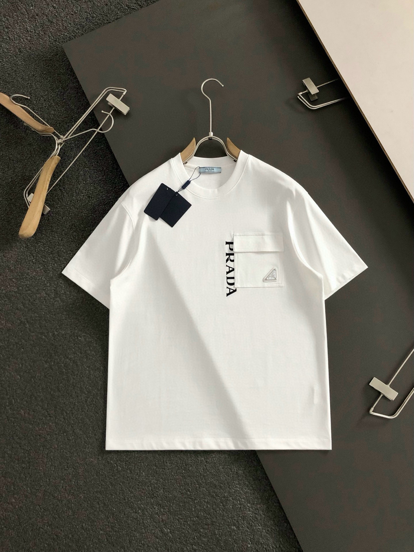  Prad*微宽版型M-XXXL
25春夏顶级白色口袋款字母贴皮融合金属三角标重磅经典短袖，精致工艺专柜