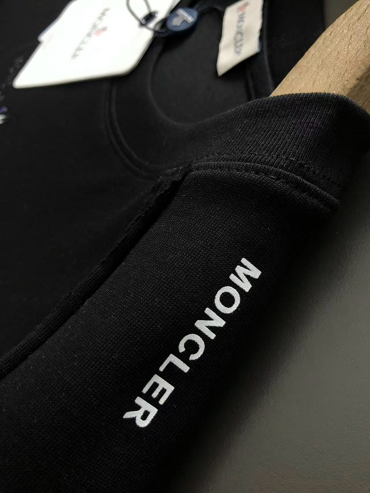  Mon*微宽版型M-XXXL
25春夏顶级肩部印花款重磅经典短袖，精致工艺专柜面料，顶级元素融合打造，