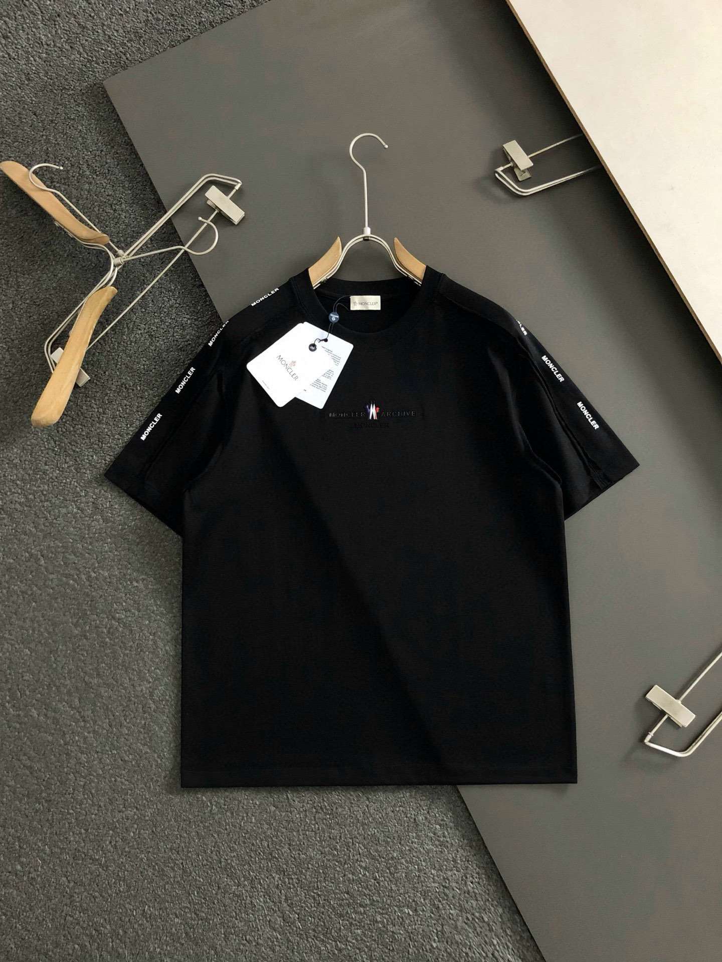  Mon*微宽版型M-XXXL
25春夏顶级肩部印花款重磅经典短袖，精致工艺专柜面料，顶级元素融合打造，
