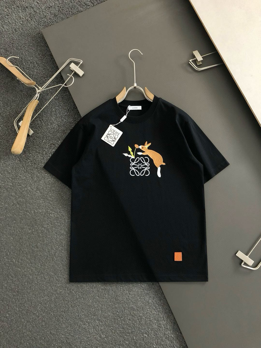  LOW*合身版型M-XXXL
25春夏顶级黑色卡通刺绣字母定制皮牌融合重磅短袖，精致工艺专柜面料，顶级