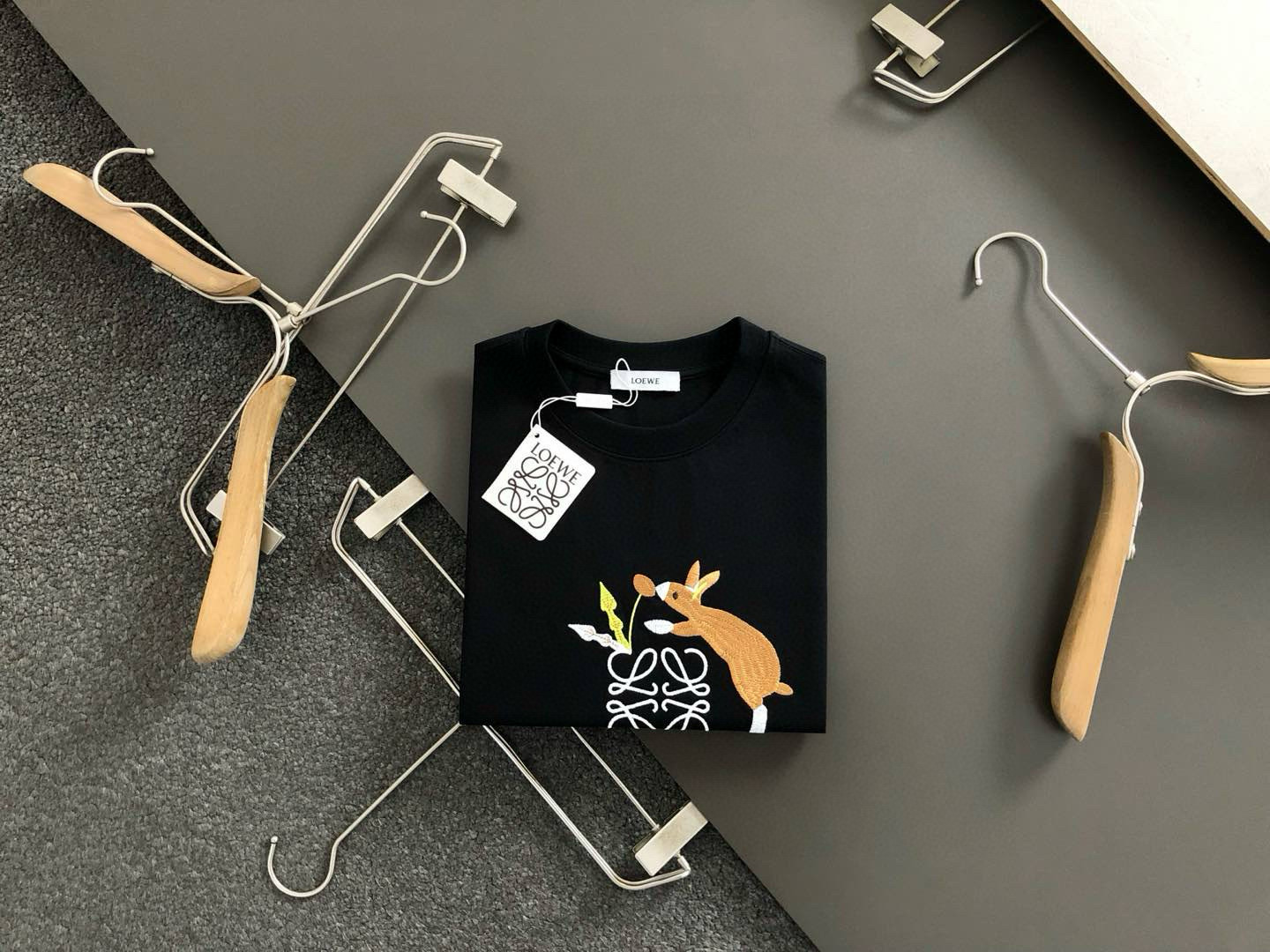  LOW*合身版型M-XXXL
25春夏顶级黑色卡通刺绣字母定制皮牌融合重磅短袖，精致工艺专柜面料，顶级