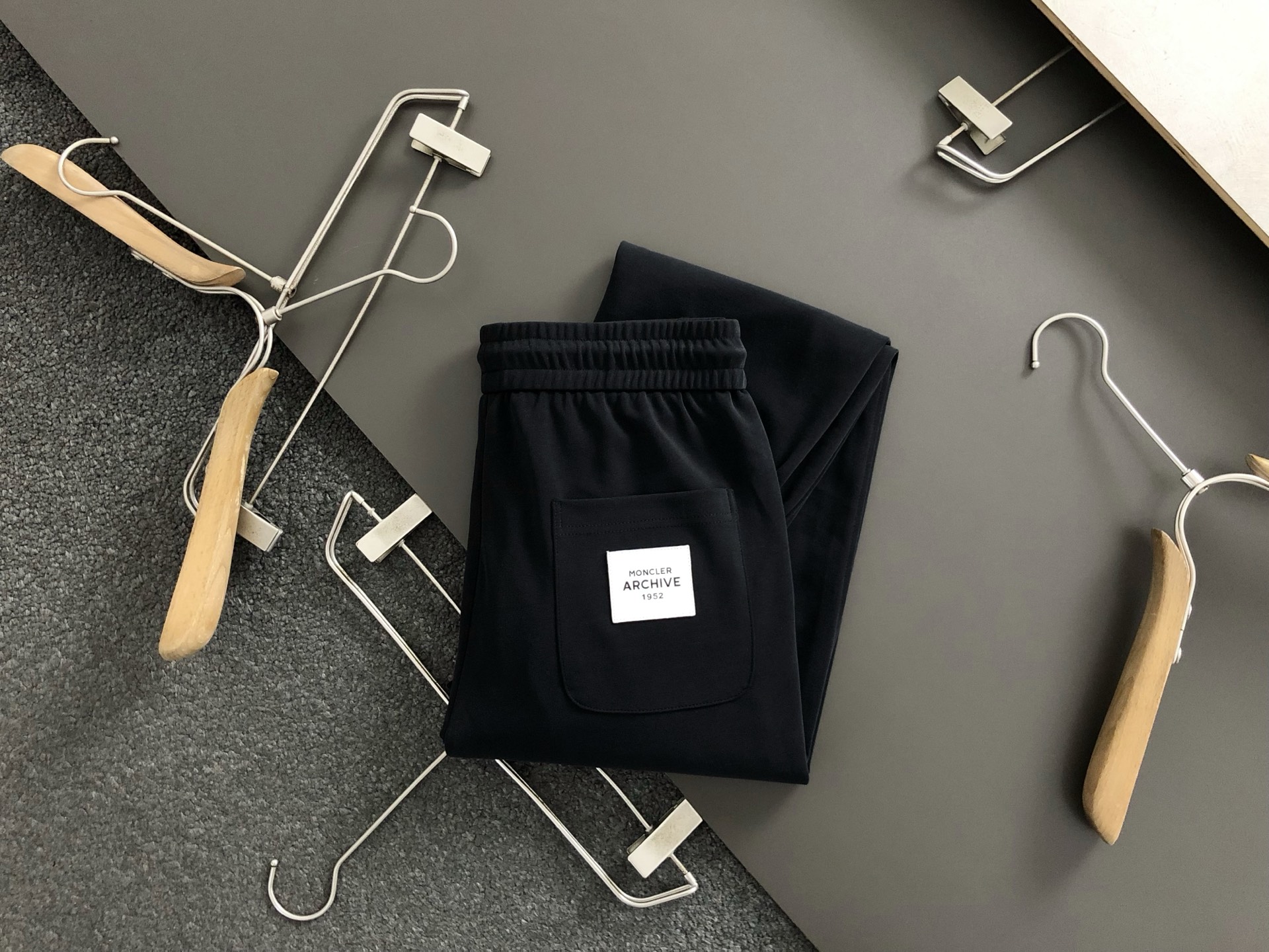 NO:134152,mon** micro-wide version M-xxxl 24 latest and most top black webbing fusion casual pants, top quality counter original casual pants, top-level production craft imported fabrics, unique design of the counter model, using imported high-end custom imported silk thread feels first-class!  Official website for sale!  Code number m-xxxl, alexander wang19860909mon**微宽版型M-xxxl 24最新最顶级黑色织带融合休闲裤,最顶级的品质专柜原单休闲裤,顶级制作工艺进口面料,专柜款独特设计,采用进口高端订制进口丝线手感一流！官网在售！码数m-xxxl,,alexander wang,Men's clothing