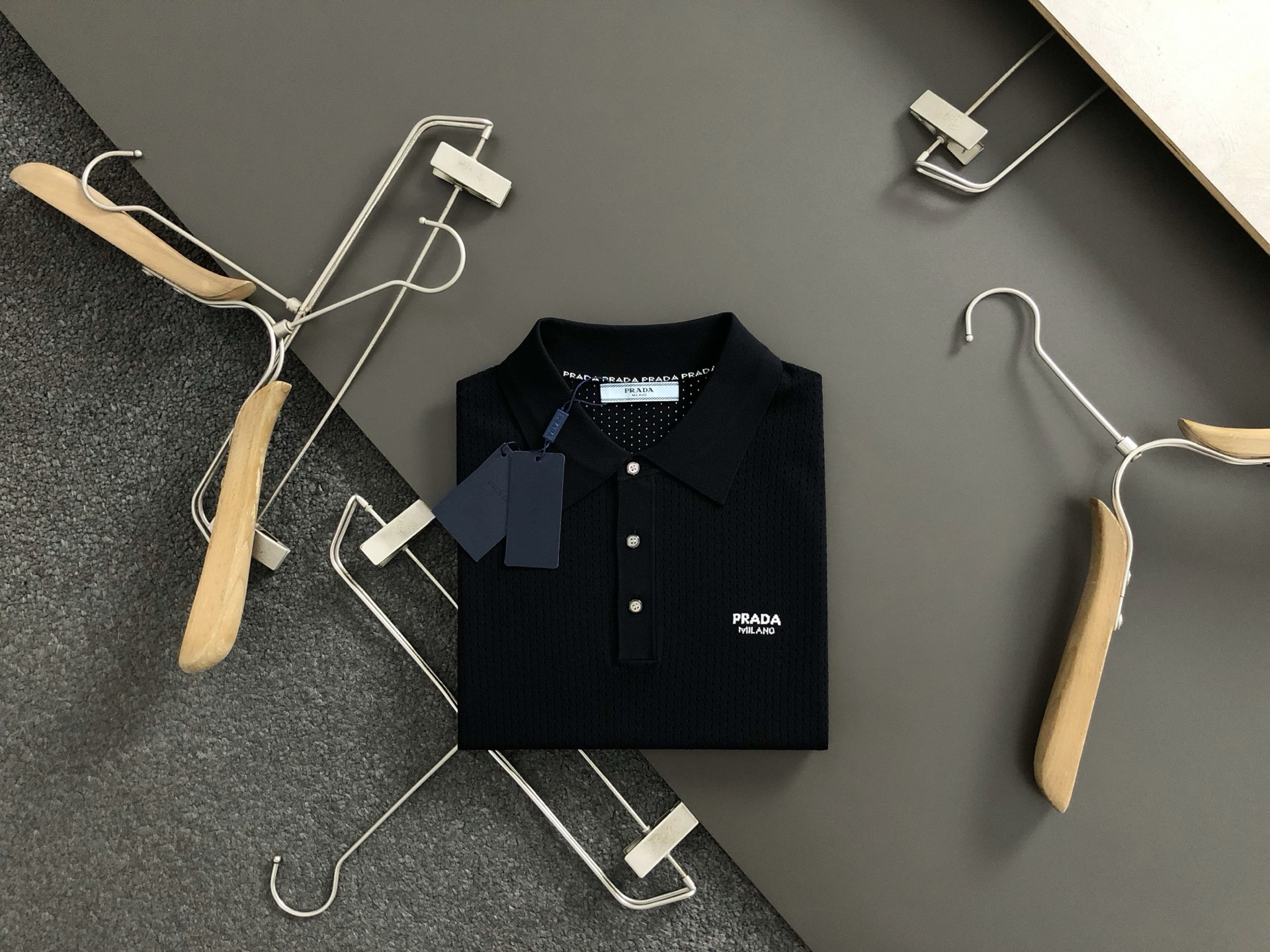 NO:134166,prad* fitting style M-XXXL 2025 spring and summer new simple jacquard letter mesh knitted short sleeves, exquisite craftsmanship counter fabric, top-level elements fusion, classic short sleeve 3 specifications complete, trendy men's fashion, whether it is the comfort of the upper body or the incomparable existence 170-130(M) 175-145(L) 178-155(XL) 180-165(XXL) 180-180(XXXL) your,,prada,T-shirt,alexander wang19860909prad*合身版型M-XXXL 2025春夏新款简约提花字母网眼针织短袖,精致工艺专柜面料,顶级元素融合打造,经典短袖3标齐全,潮男时尚,无论是上身舒适度还是都是无可比拟的存在 170-130(M) 175-145(L) 178-155(XL)180-165(XXL) 180-180(XXXL) your,,prada,T-shirt,alexander wang,Men's clothing