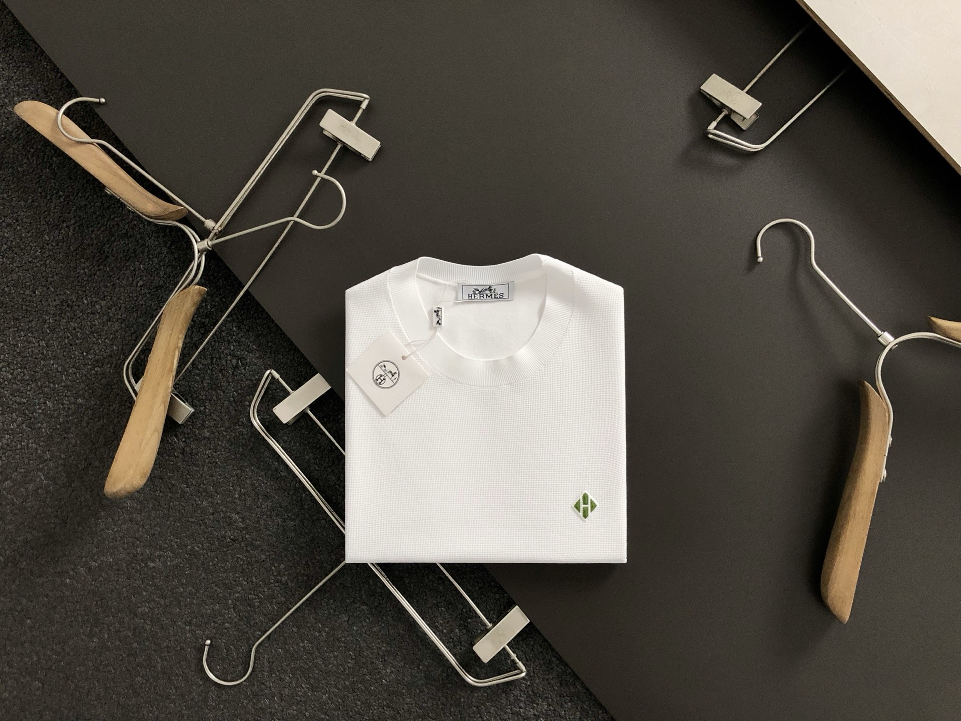 NO:134150,Hms* fitting style M-XXXL 2025 spring and summer new simple classic color scheme hem jacquard thread fusion round neck knitted short sleeves, exquisite craftsmanship counter fabric, top-level elements fusion creation, classic short sleeve 3 specifications complete, trendy men's fashion, whether it is the comfort of the upper body or the incomparable existence -130(M) 175-145(L) 178-155(XL) 180-165(XXL) 180-180(XXXL) your,,T-shirt,alexander wang19860909Hms*合身版型M-XXXL 2025春夏新款简约经典配色下摆提花螺纹融合圆领针织短袖,精致工艺专柜面料,顶级元素融合打造,经典短袖3标齐全,潮男时尚,无论是上身舒适度还是都是无可比拟的存在 -130(M) 175-145(L) 178-155(XL)180-165(XXL) 180-180(XXXL) your,,T-shirt,alexander wang,Men's clothing