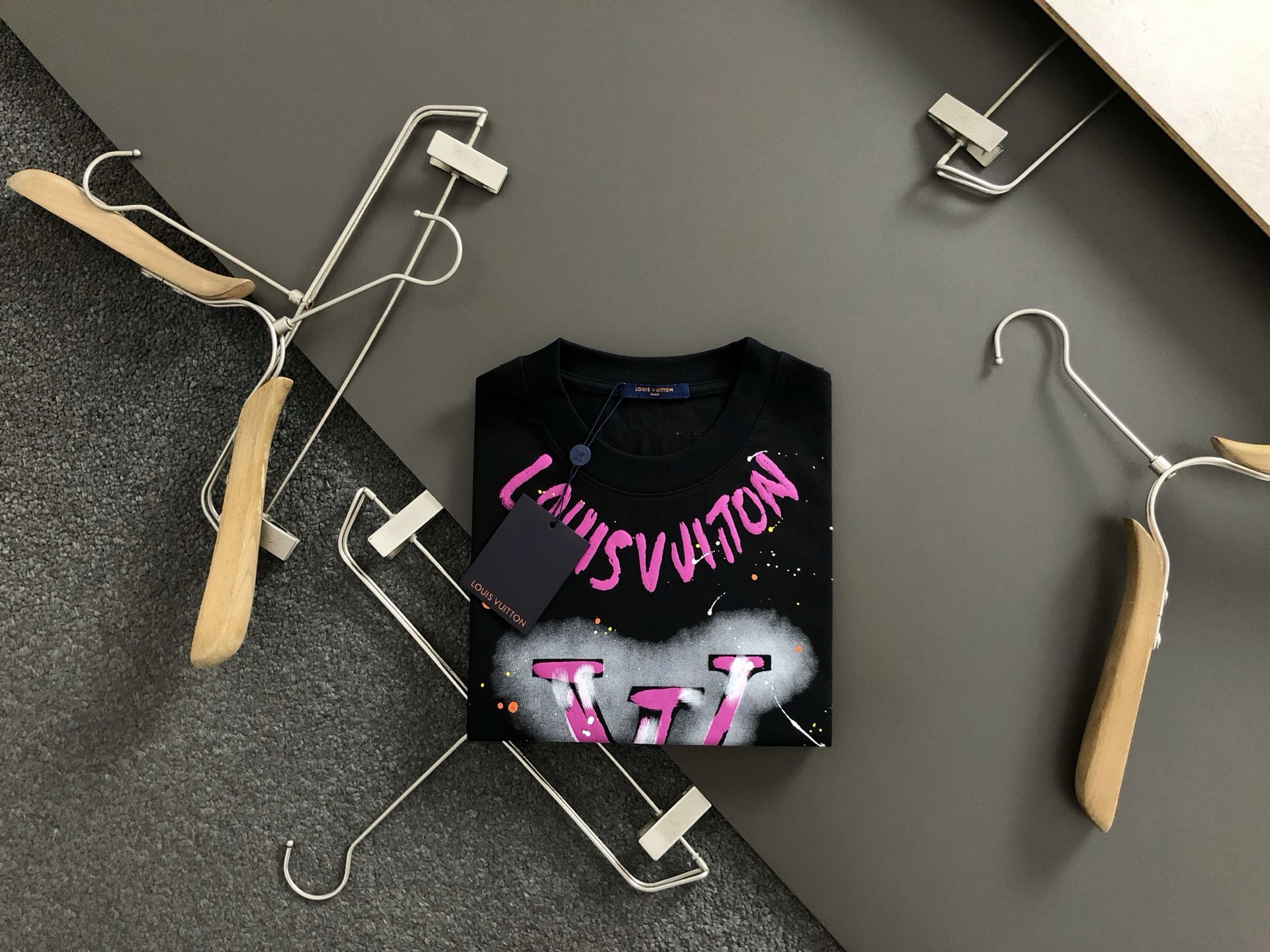 NO:134175,L brand * micro-wide version S-Xl 25 early spring latest classic three-dimensional embossed pink logo heavy short sleeves, high-end quality counter original single round collar assistance, top-level production process imported fabric, unique design of the counter model, imported high-end custom imported silk thread feels first-class!  Official website for sale!  S-Xl, T-shirt, alexander wang19860909L牌*微宽版型S-Xl 25早春最新经典立体压花粉色logo重磅短袖,高端品质专柜原单圆领援助,顶级制作工艺进口面料,专柜款独特设计,采用进口高端订制进口丝线手感一流！官网在售！码数S-Xl,,T-shirt,alexander wang,Men's clothing