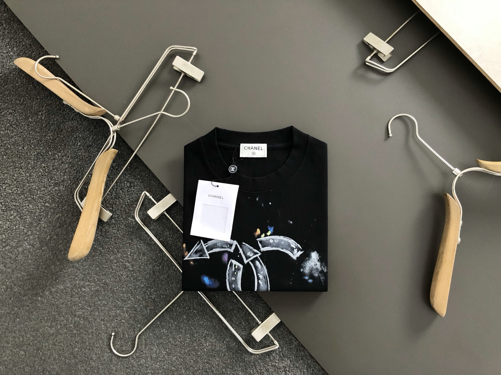 NO:134178,Chan* micro-style S-Xl 25 early spring latest classic letter hand-painted heavy short sleeves, high-end quality counter original single round collar assistance, top-level production process imported fabric, unique design of the counter model, using imported high-end custom imported silk thread with first-class feel!  Official website for sale!  S-Xl, chanel, T-shirt, alexander wang19860909Chan*微款版型S-Xl 25早春最新经典字母手绘重磅短袖,高端品质专柜原单圆领援助,顶级制作工艺进口面料,专柜款独特设计,采用进口高端订制进口丝线手感一流！官网在售！码数S-Xl,,chanel,T-shirt,alexander wang,Men's clothing