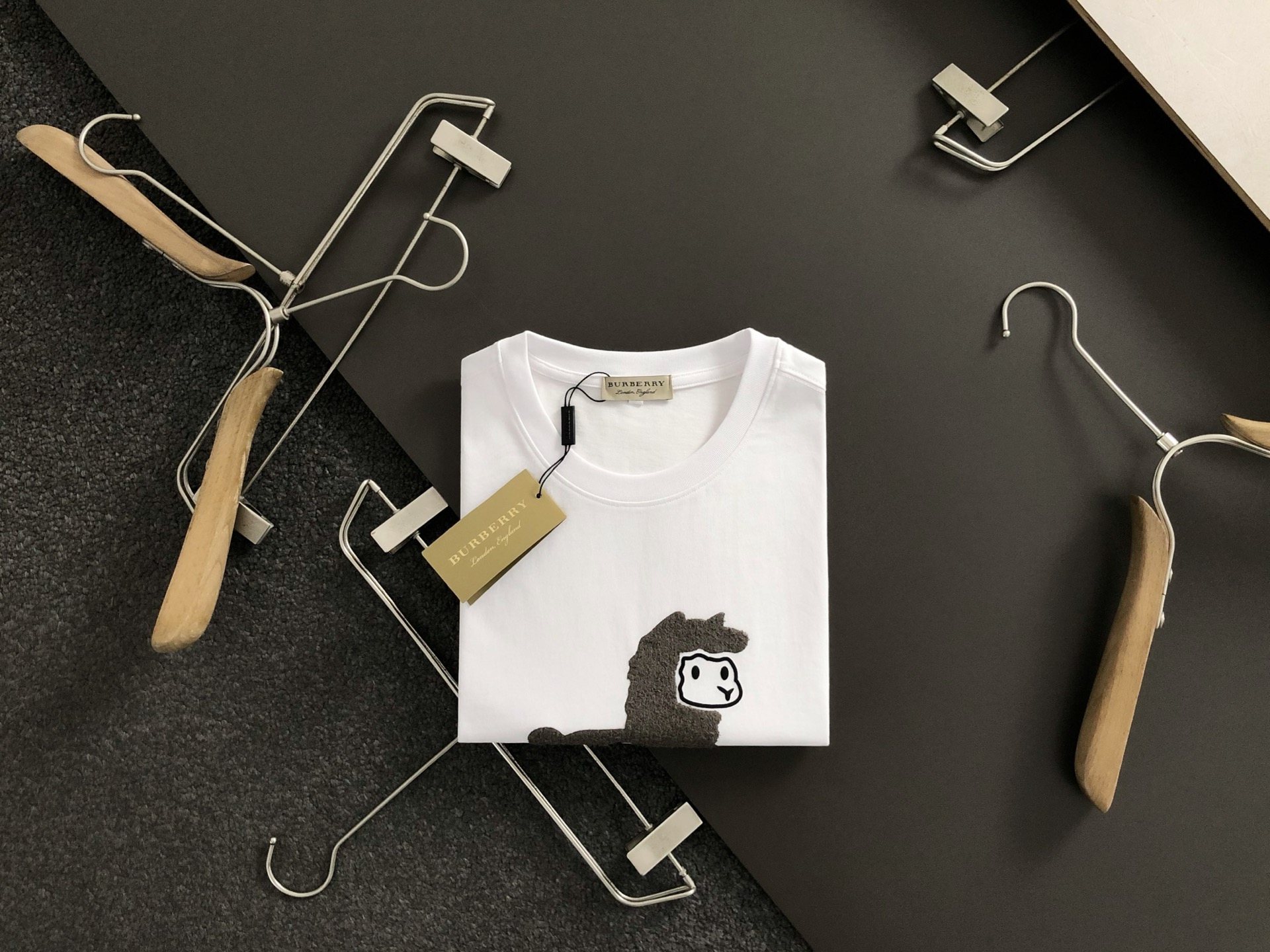 NO:134144,BBR* fit style M-XXXL 25 spring and summer top cartoon wool embroidery exquisite craftsmanship counter fabric, top-level elements fusion, classic short-sleeved 3-standard, trendy men's fashion, whether it is the comfort of the upper body or the incomparable existence, it can be said to be a must-have in summer 170-135(M) 175-150(L) 178-160(XL) 180-170(XXL) 180-180(XXXL), T-shirt,alexander wang19860909BBR*合身版型M-XXXL 25春夏顶级卡通小羊毛绣精致工艺专柜面料,顶级元素融合打造,经典短袖3标齐全,潮男时尚,无论是上身舒适度还是都是无可比拟的存在,可以说是夏日必备 170-135(M) 175-150(L) 178-160(XL)180-170(XXL) 180-180(XXXL),,T-shirt,alexander wang,Men's clothing