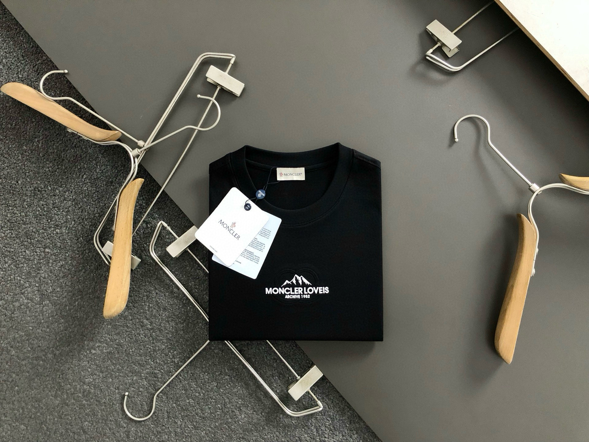 NO:134157,Mon* fitting style M-XXXL 25 spring and summer top snow mountain style letter offset printing on both sides of the shoulders classic short sleeves, exquisite craftsmanship counter fabric, top-level elements fusion, classic short sleeves 3 specifications, trendy men's fashion, whether it is the comfort of the upper body or the incomparable existence, it can be said to be a must-have for summer 170-135(M) 175-150(L) 178-160(XL) 180-170(XXL) 180-180(XXXL), T-shirt,alexander wang19860909Mon*合身版型M-XXXL 25春夏顶级雪山款字母胶印两侧双肩款经典短袖,精致工艺专柜面料,顶级元素融合打造,经典短袖3标齐全,潮男时尚,无论是上身舒适度还是都是无可比拟的存在,可以说是夏日必备 170-135(M) 175-150(L) 178-160(XL)180-170(XXL) 180-180(XXXL),,T-shirt,alexander wang,Men's clothing